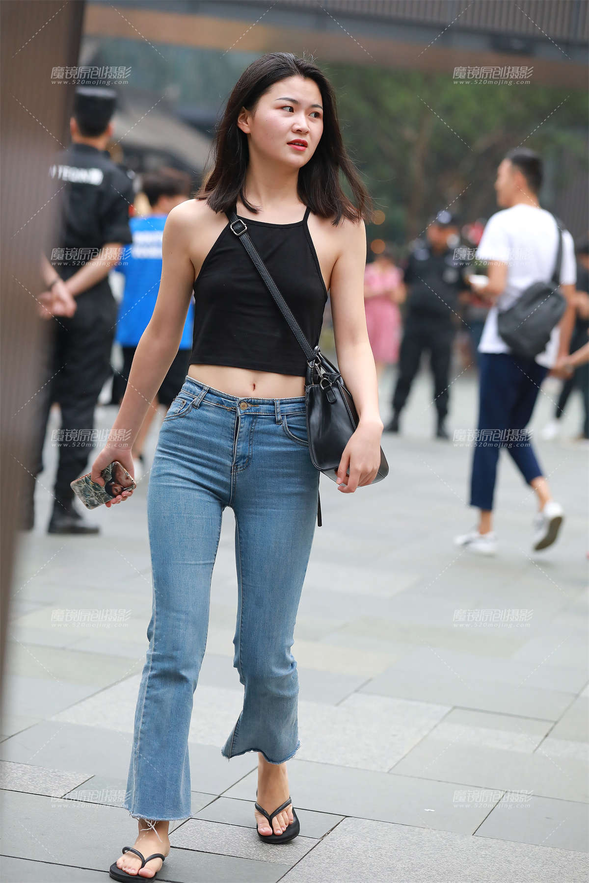 小背心，紧牛圆臀小姐姐-日更街拍