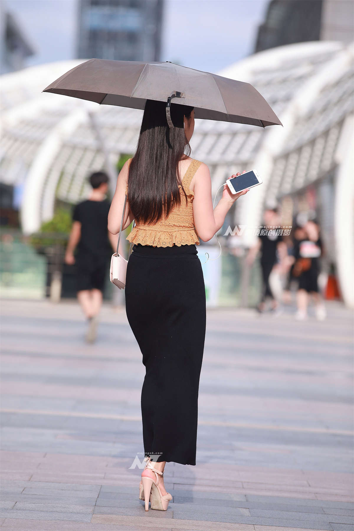 图片[2]-紧身一步裙，高跟凉鞋-日更街拍