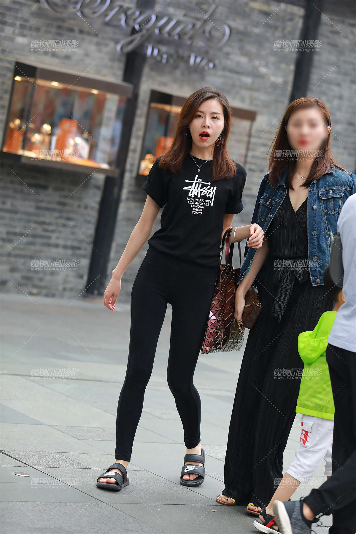 【视觉冲击赛贴】身材比例真好，圆润的美臀-日更街拍