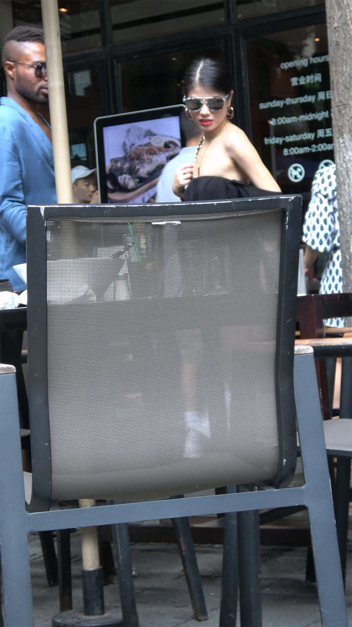 图片[2]-抹胸气质性感美女-日更街拍