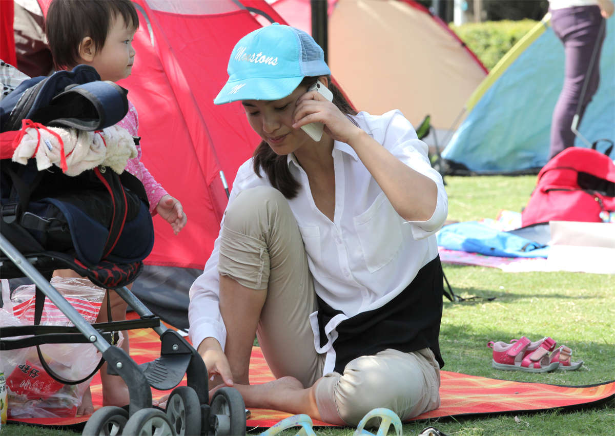 图片[2]-踏青公园街拍系列No.108 大眼少妇叠趾美足，先丝后裸，最后表演擦脚底穿丝袜的精彩动作-日更街拍