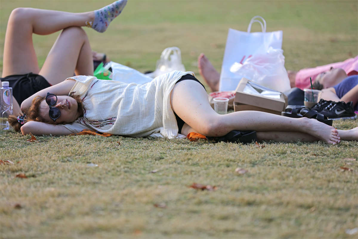 图片[2]-踏青公园街拍系列No.1169 外国MM草地上的大长腿-日更街拍