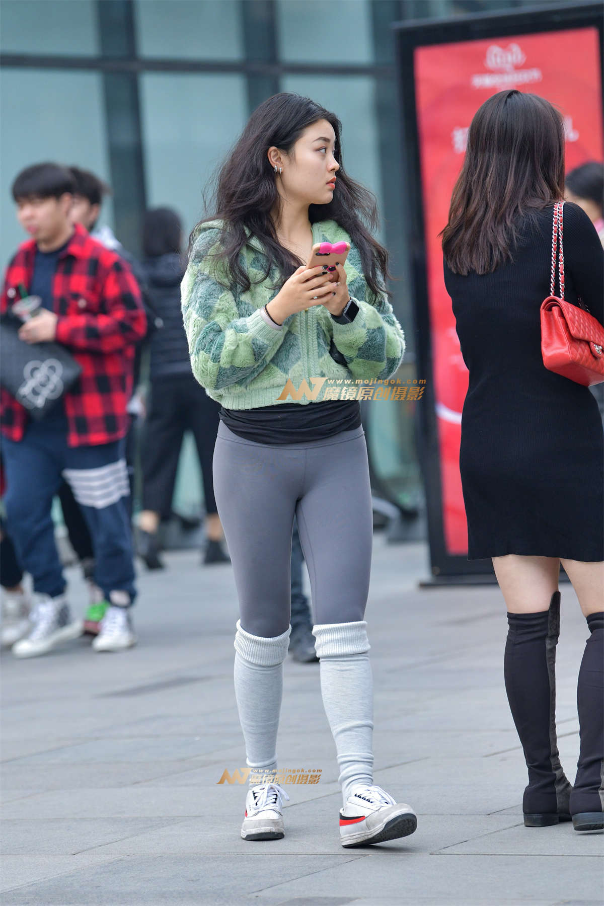 灰色紧身瑜珈裤美女-日更街拍