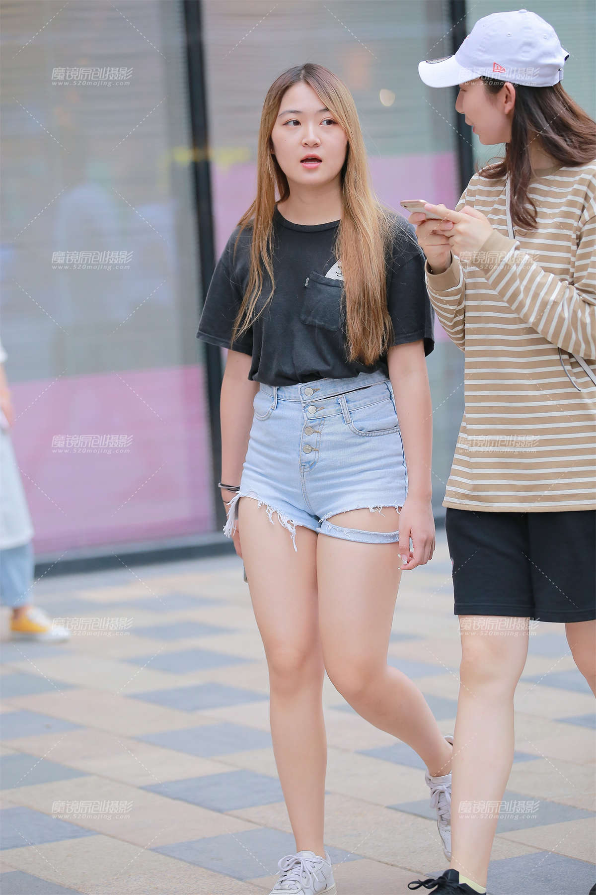 甜美的热裤美眉-日更街拍