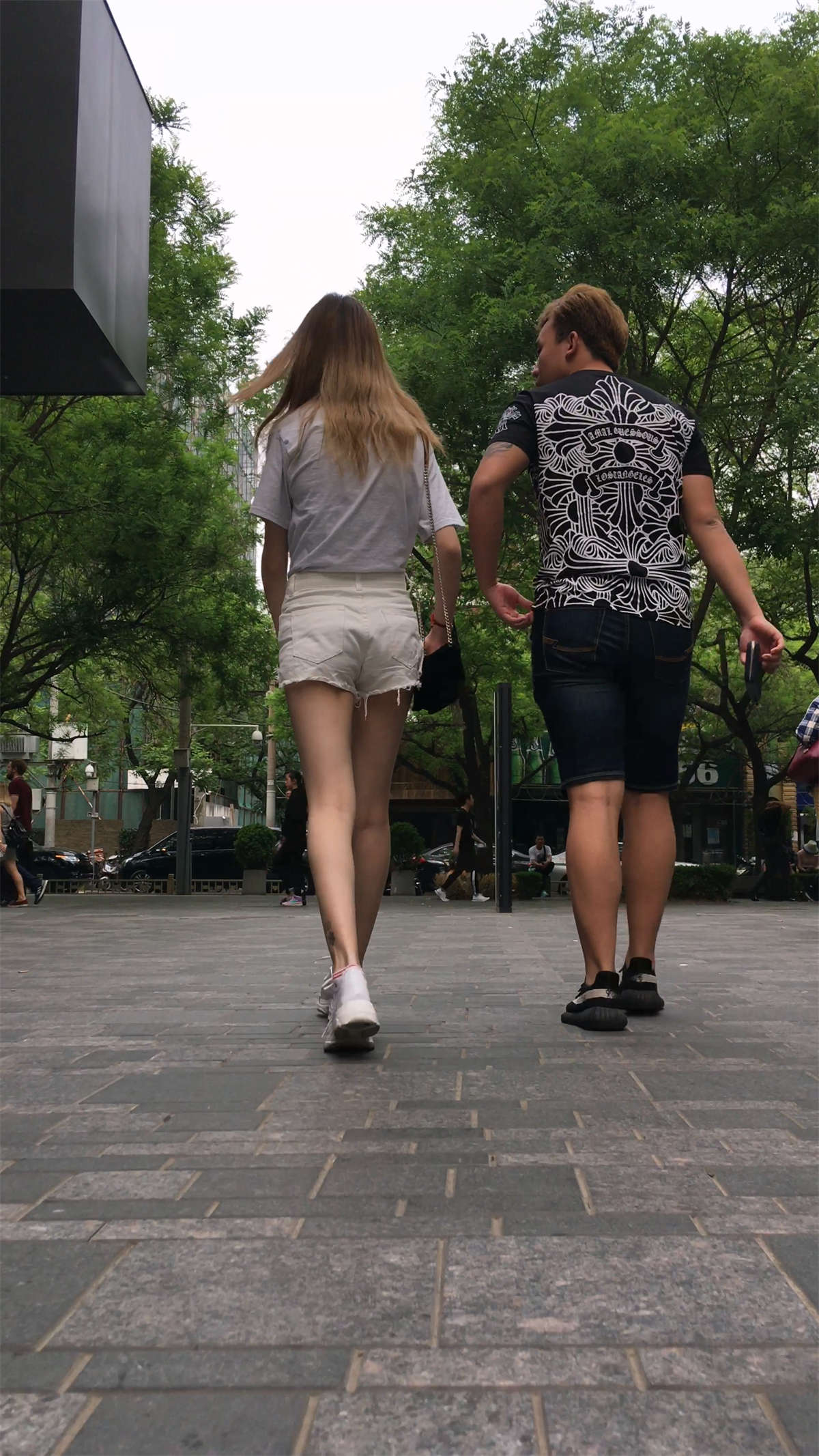 图片[2]-热裤美女-日更街拍