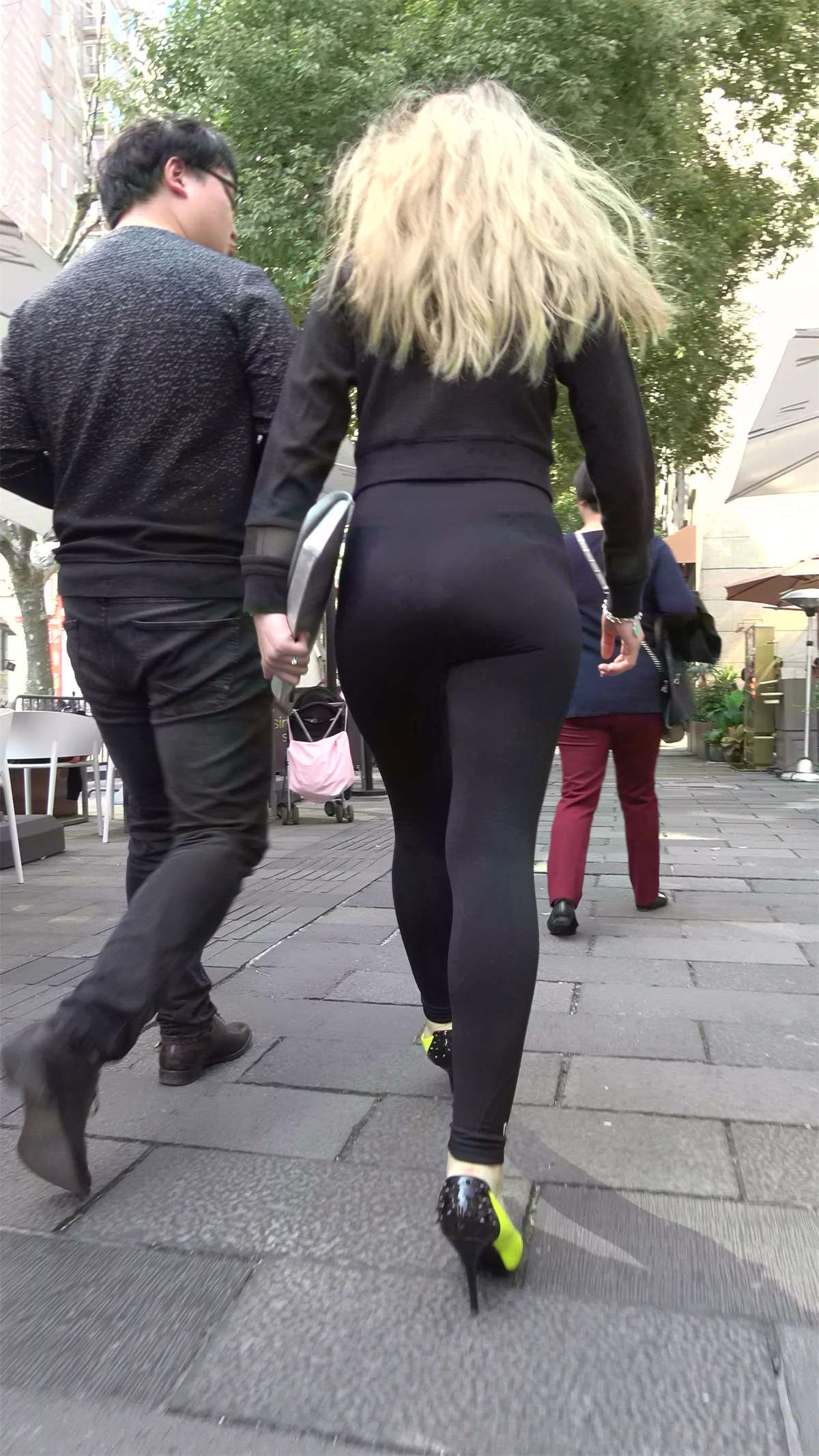 极品肉臀黑色弹力裤街拍高跟美女-日更街拍