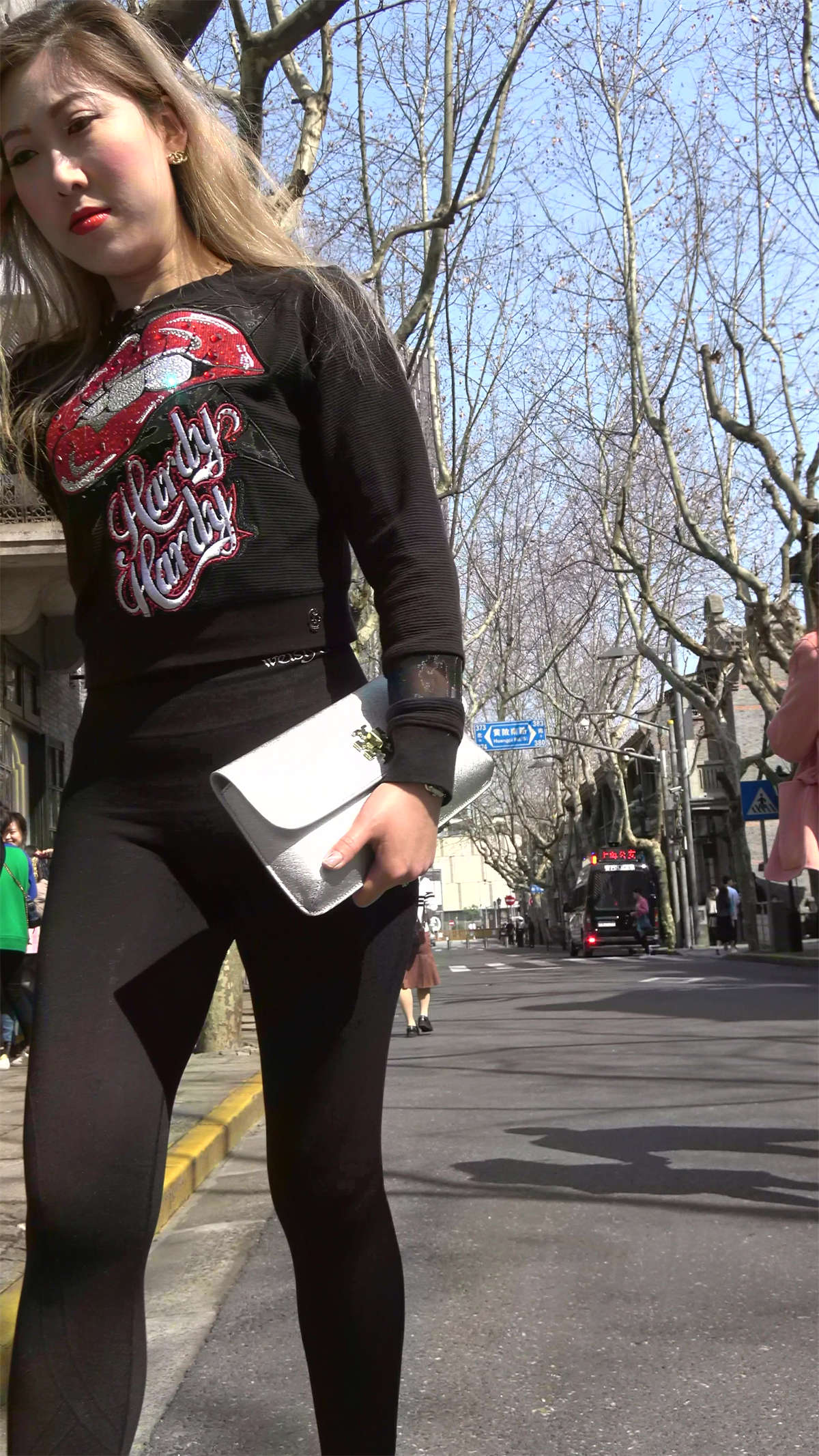 图片[2]-极品肉臀黑色弹力裤街拍高跟美女-日更街拍