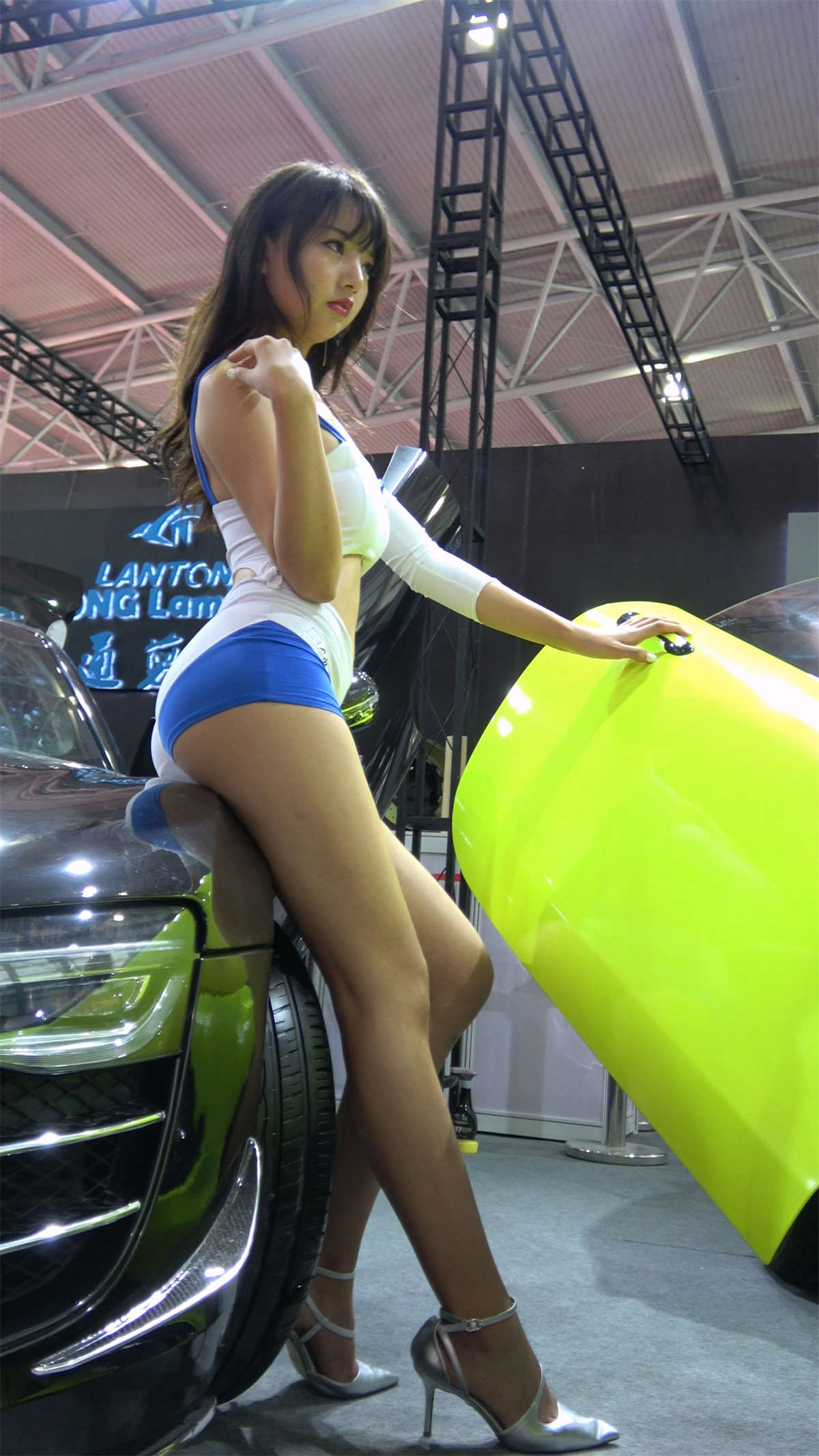 图片[2]-甜美小清新紧身短衣短裤街拍美女车模-日更街拍