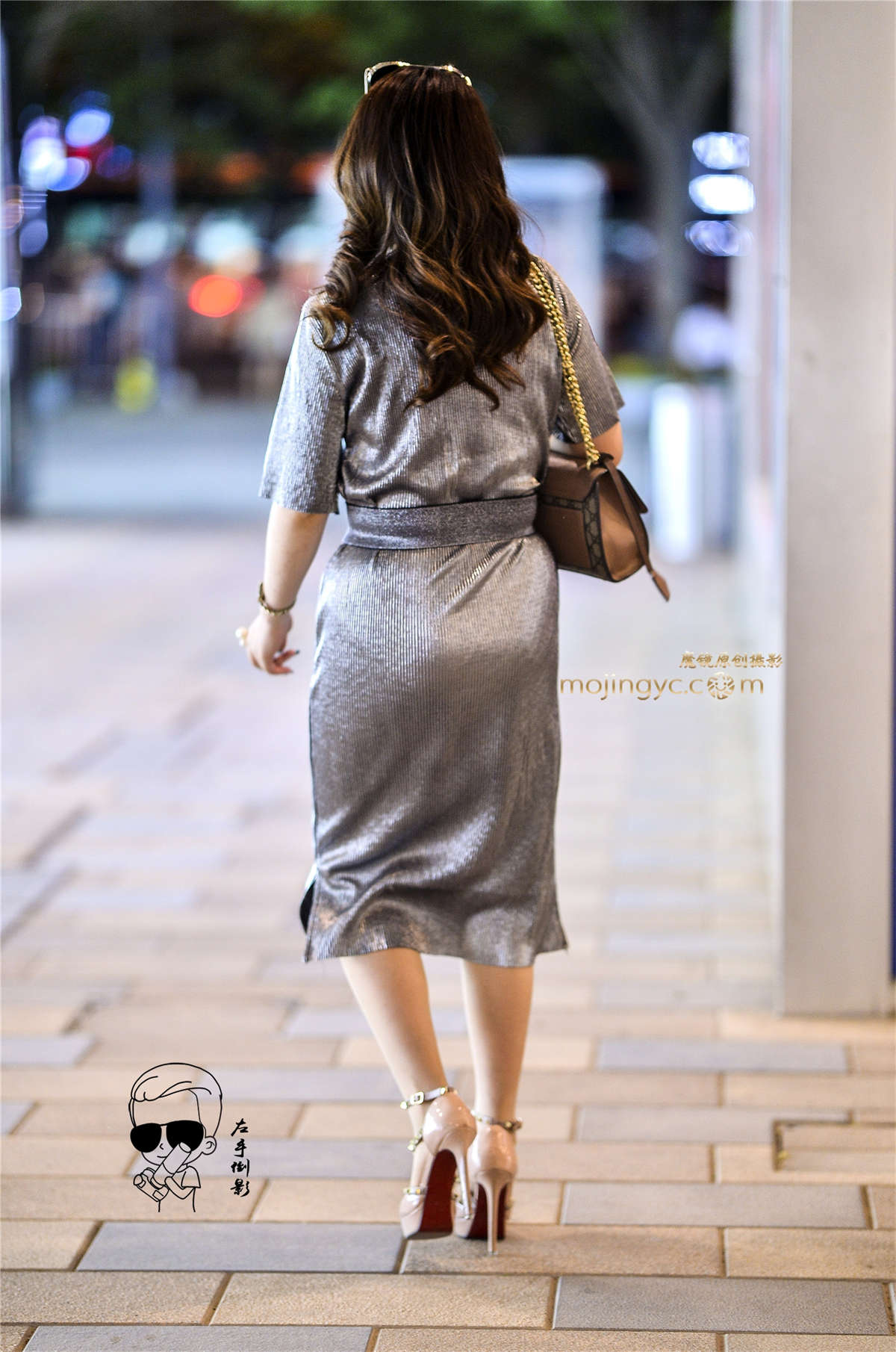 图片[2]-裙子紧绷彰显美臀-日更街拍