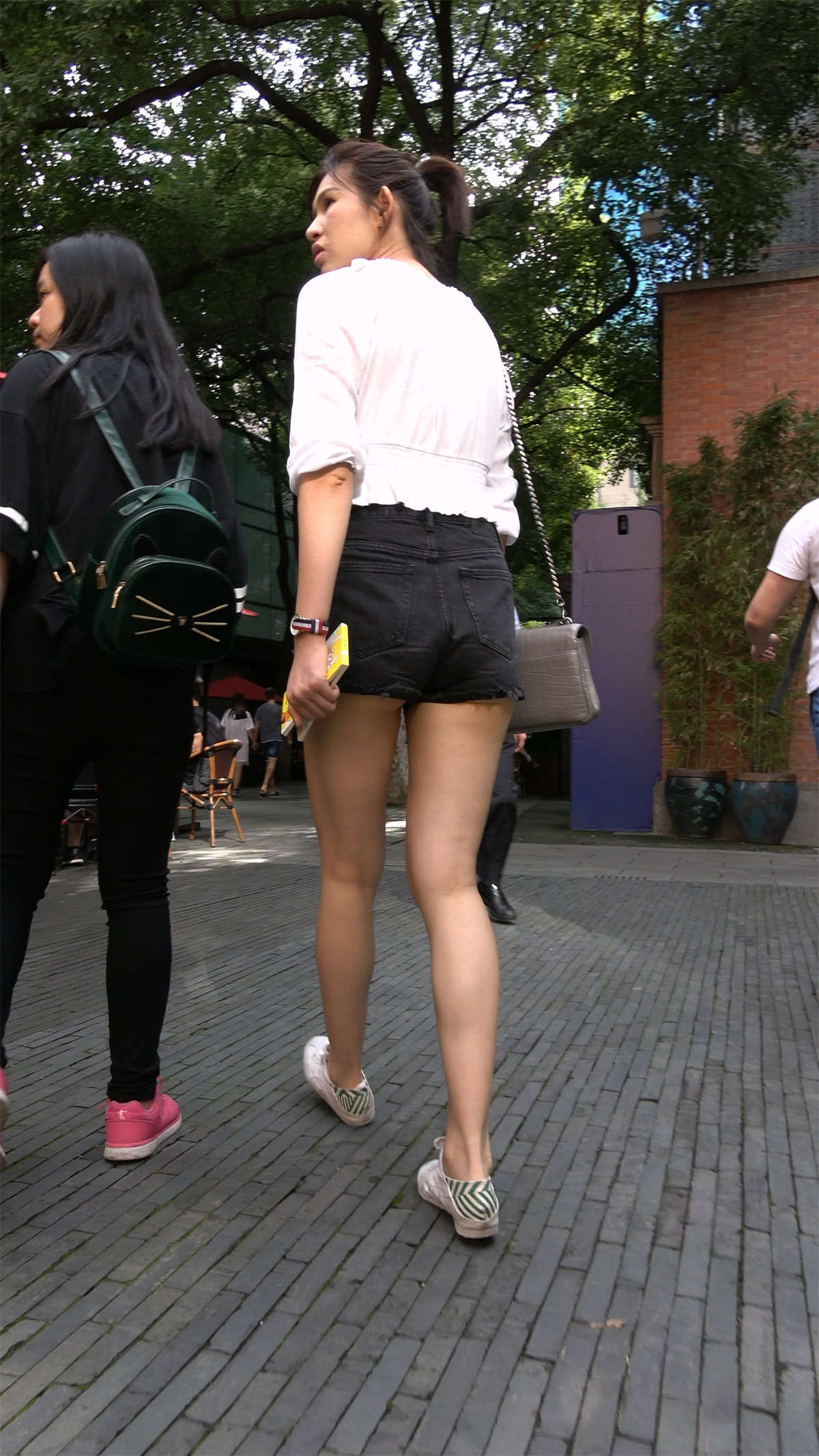 图片[2]-大长腿热裤美女-日更街拍