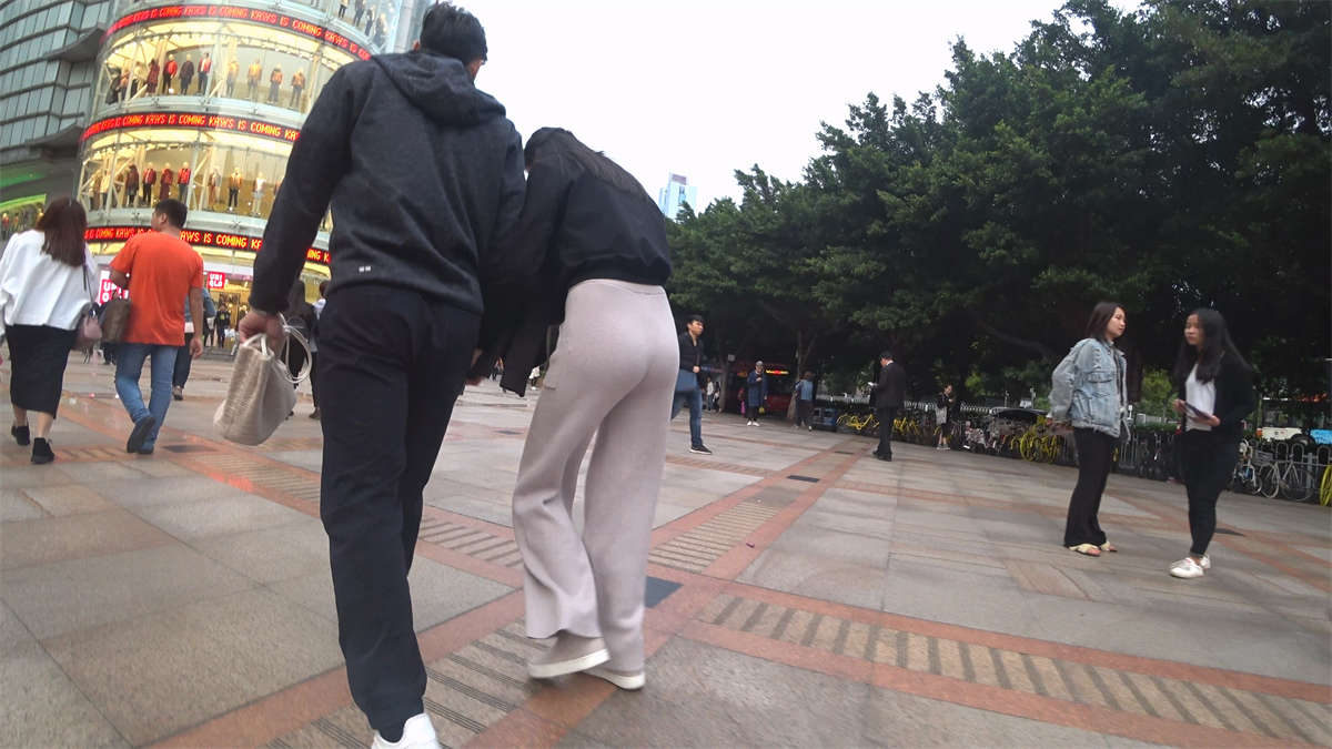 图片[2]-白裤美臀优雅-日更街拍