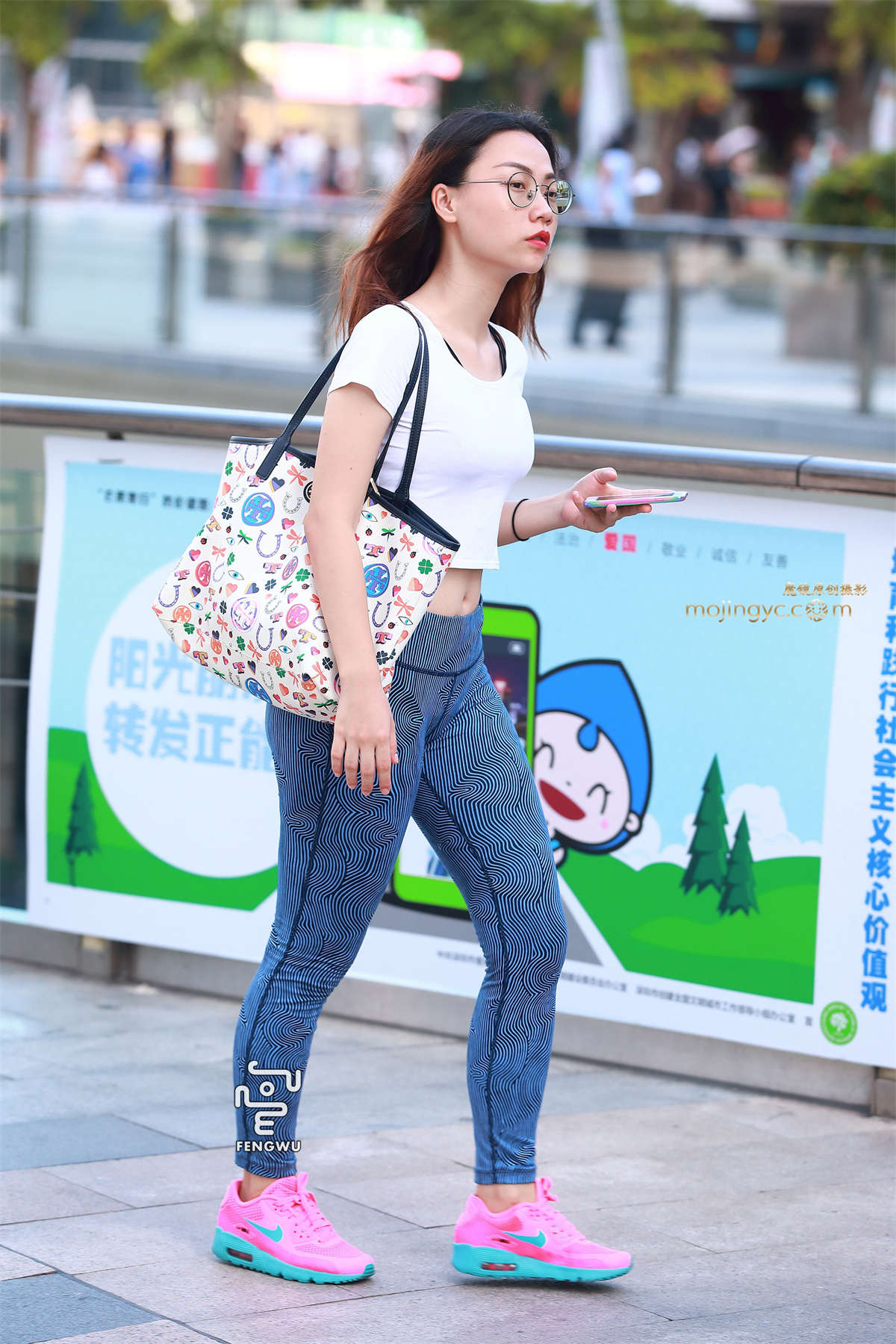 紧身运动裤，运动鞋-日更街拍