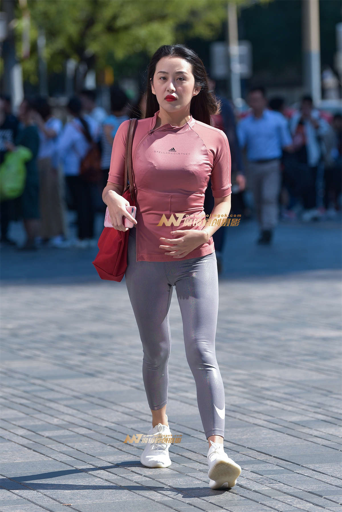 紧身漆皮裤美女-日更街拍