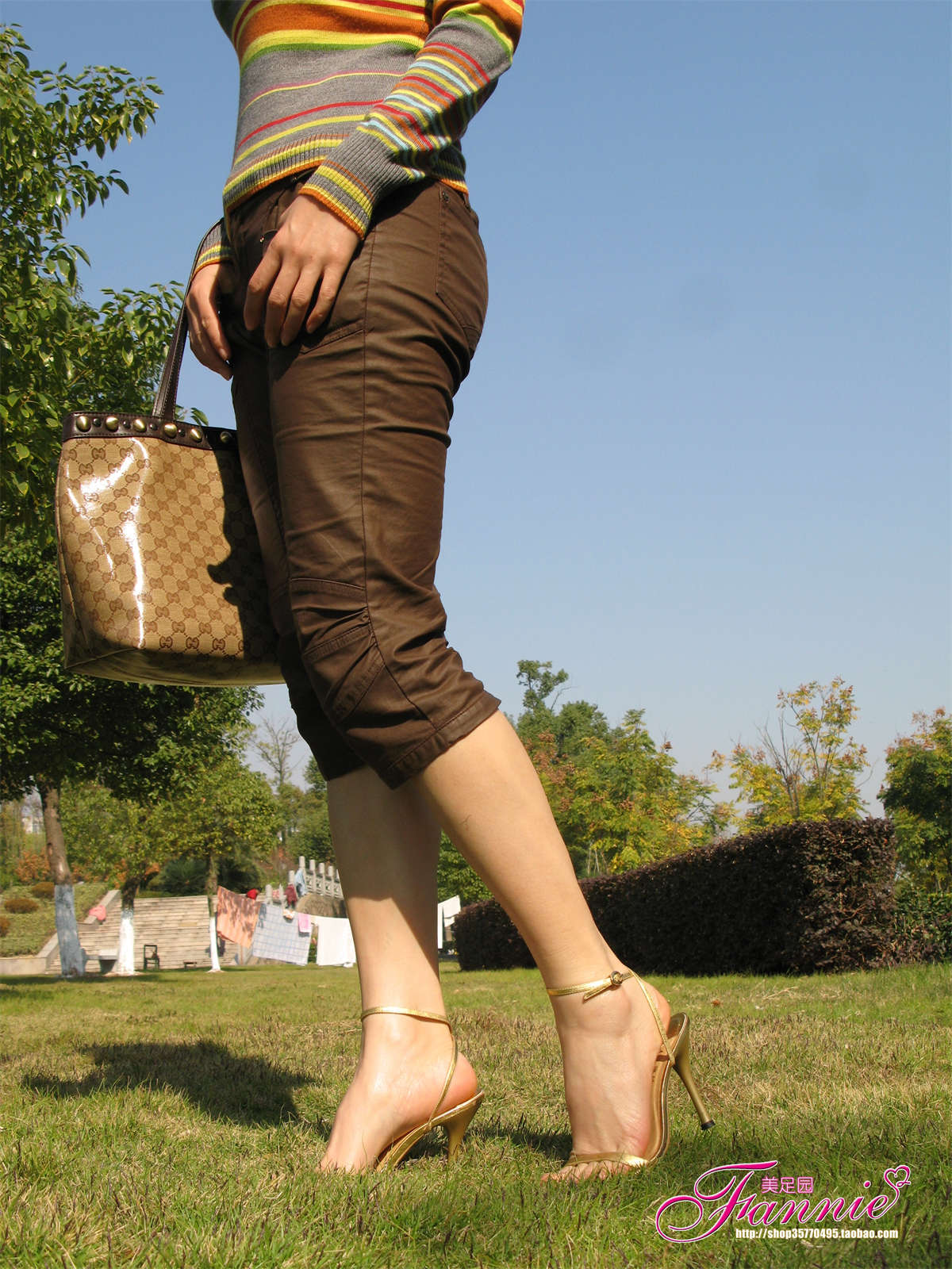 Fannie芬妮美足园NO.106-冬日暖阳《三》金色高跟-日更街拍