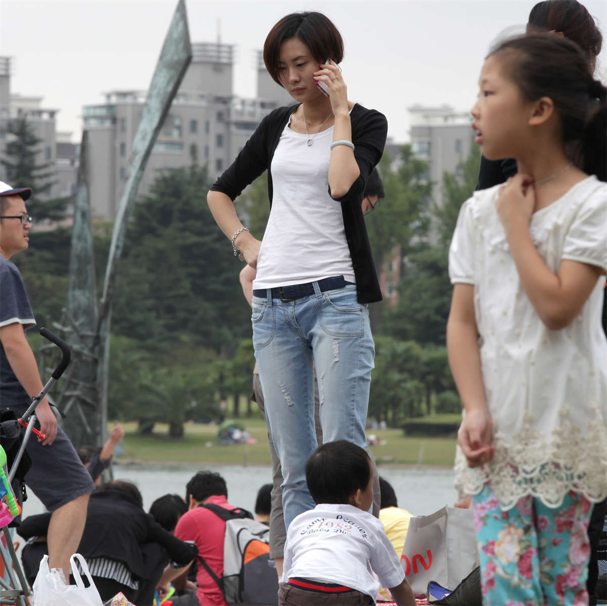 图片[2]-踏青公园街拍系列No.109 高挑姑娘的瘦长骨感玉足-日更街拍