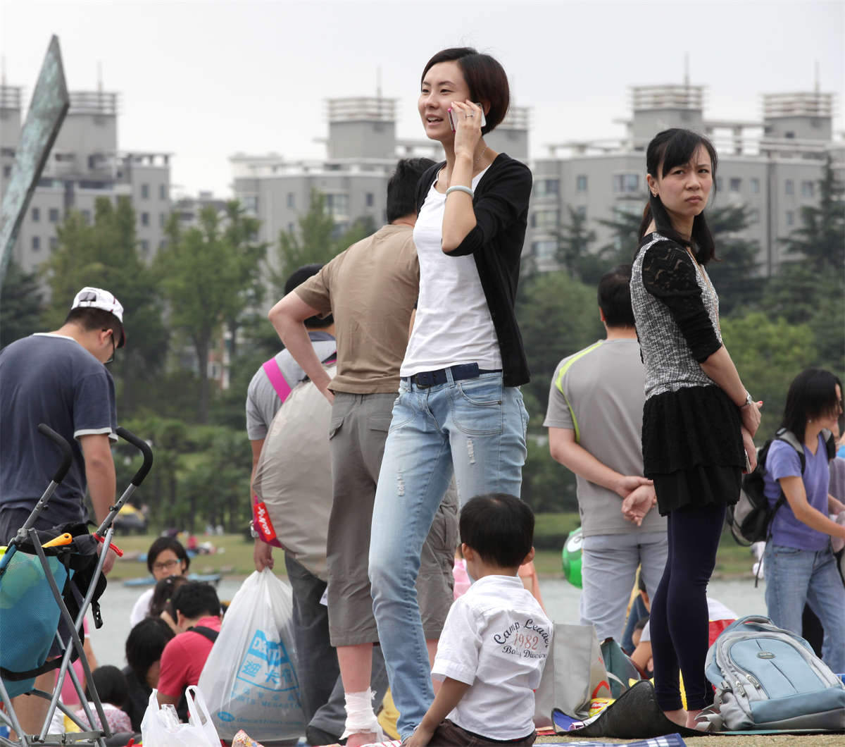 踏青公园街拍系列No.109 高挑姑娘的瘦长骨感玉足-日更街拍