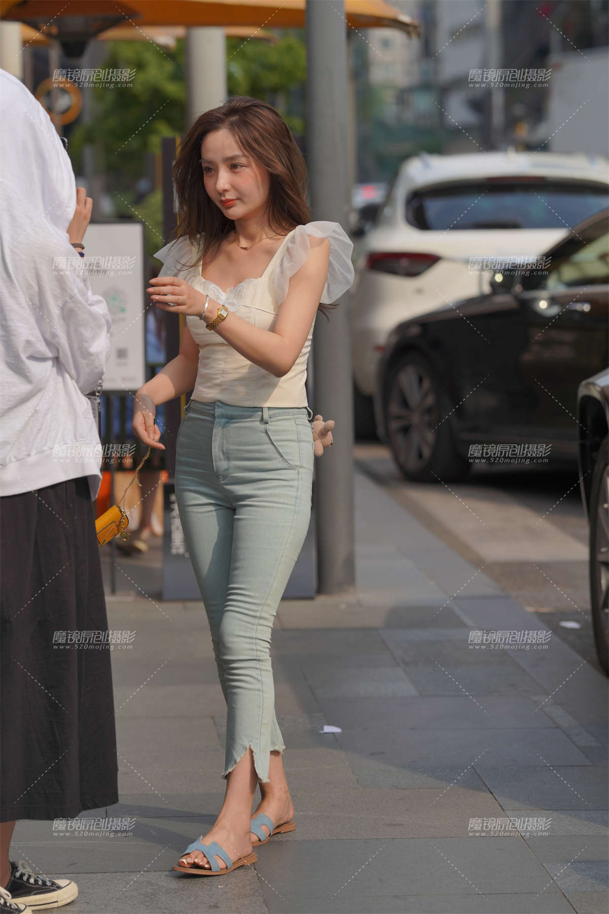 紧牛美眉-日更街拍