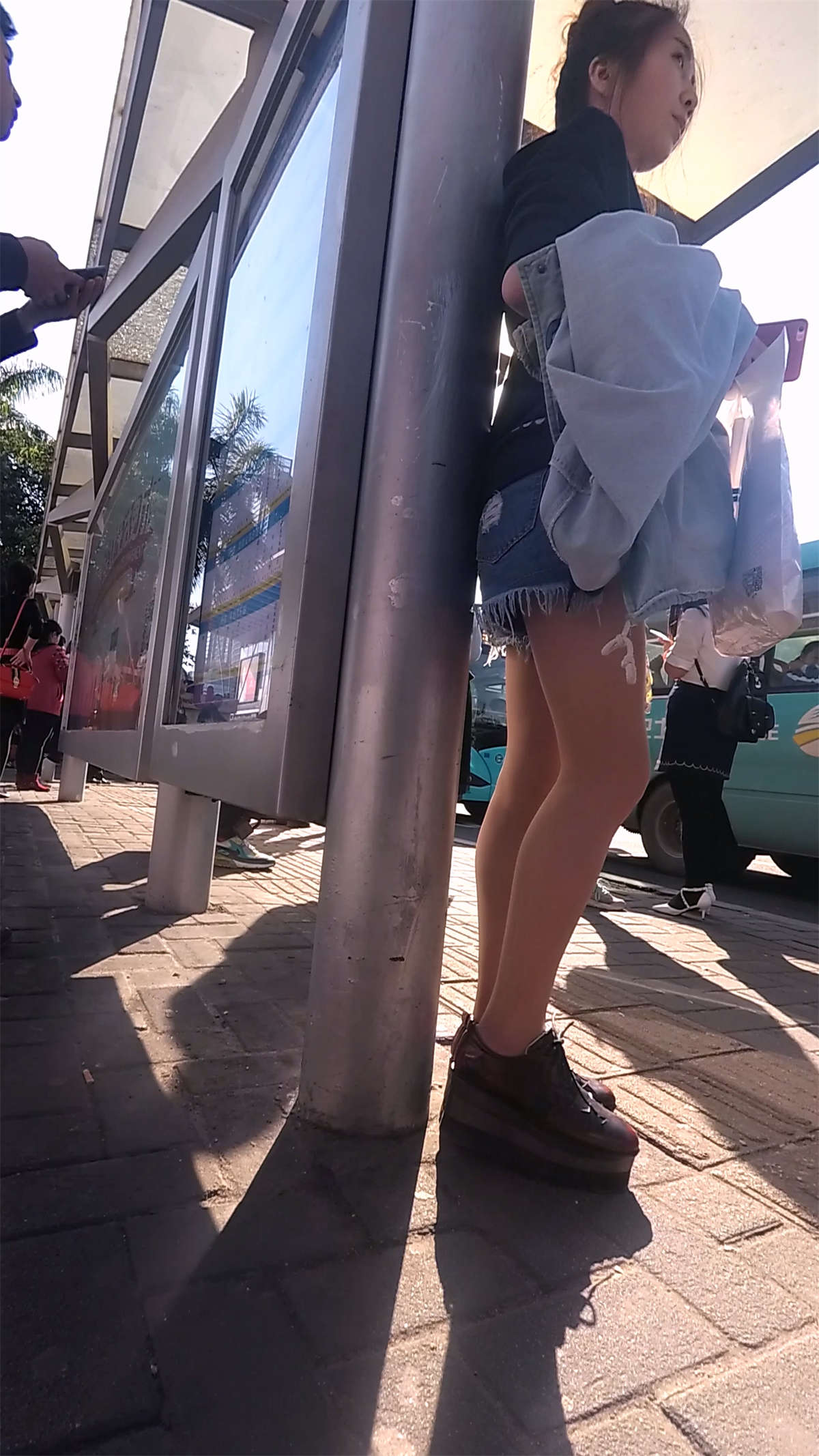 图片[2]-等公交车的碎边牛仔热裤美腿少女-日更街拍