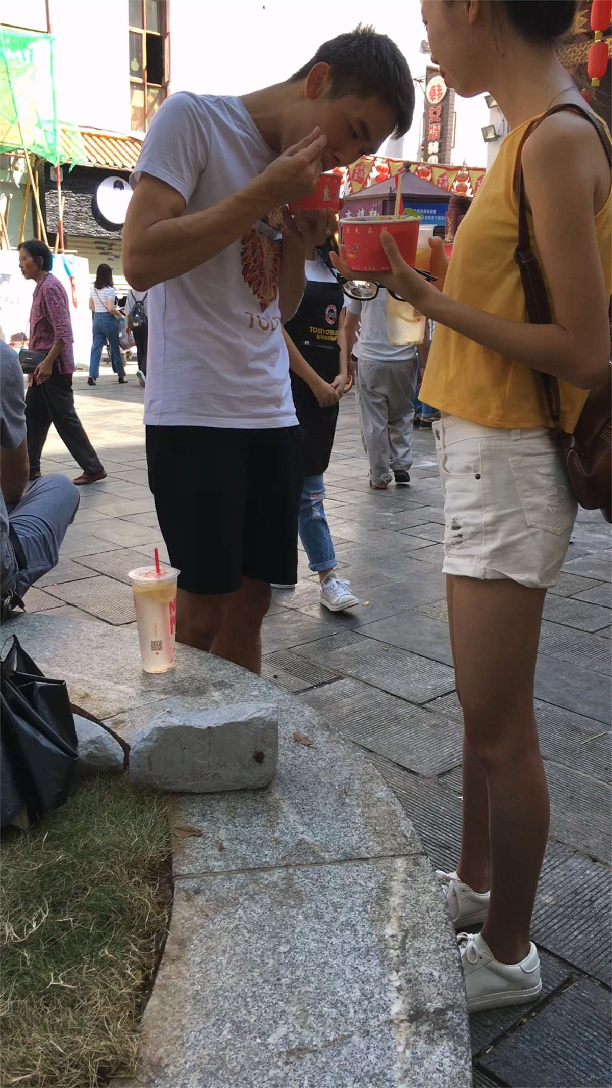 图片[2]-白色短裤美腿靓女-日更街拍