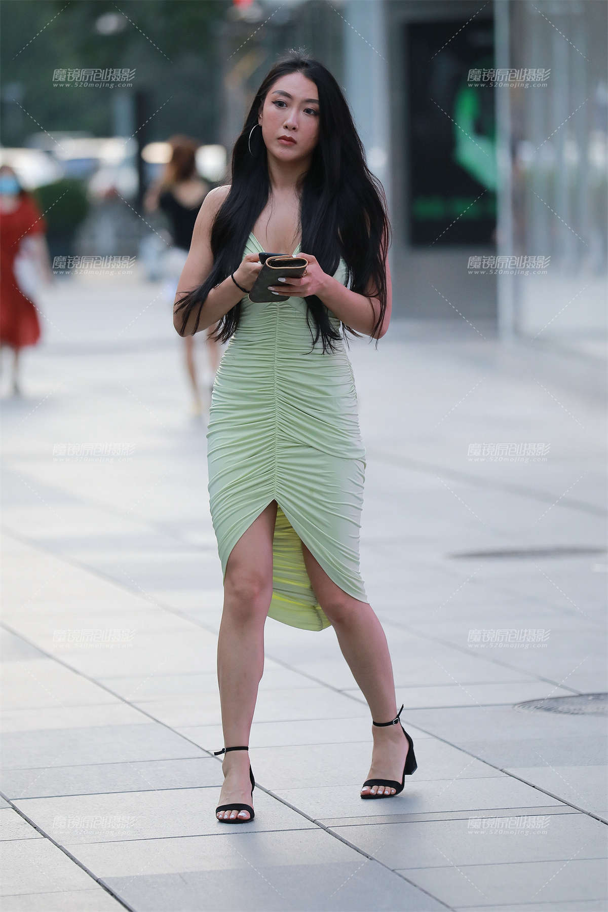 抱白狐的包臀裙小姐姐-日更街拍