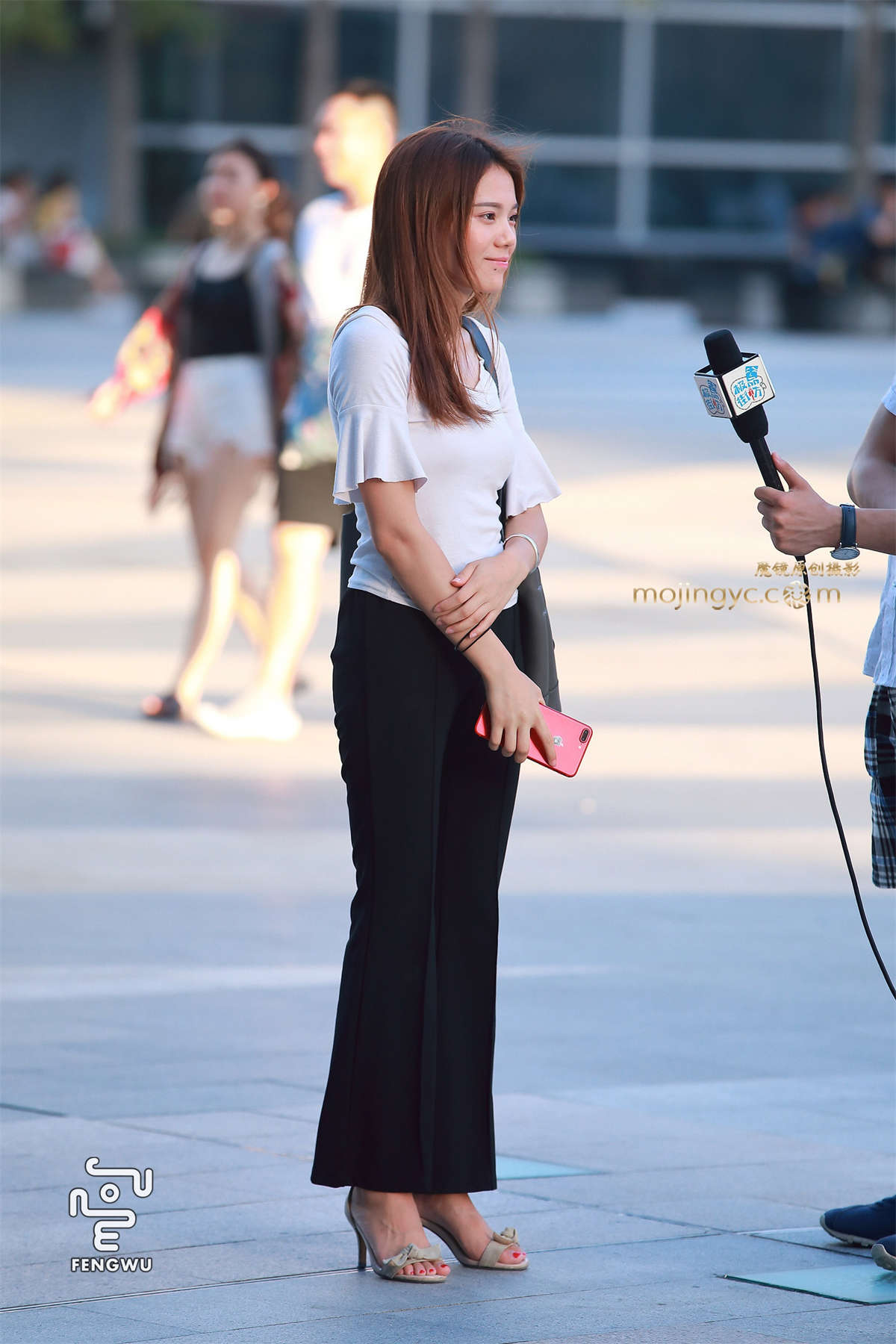 紧身长裤，高跟凉鞋，腼腆的-日更街拍