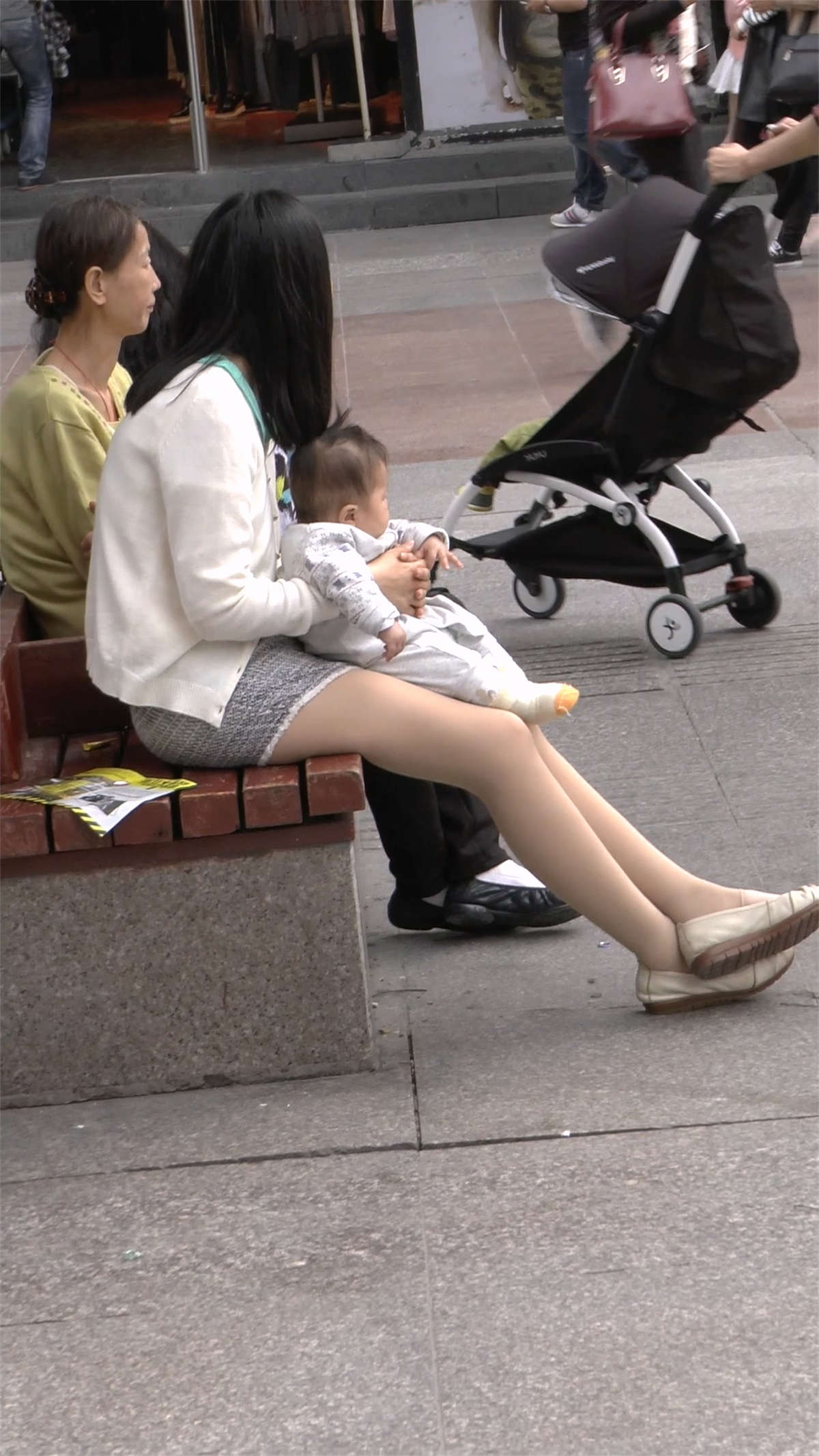 漂亮的短裤肉丝辣妈-日更街拍