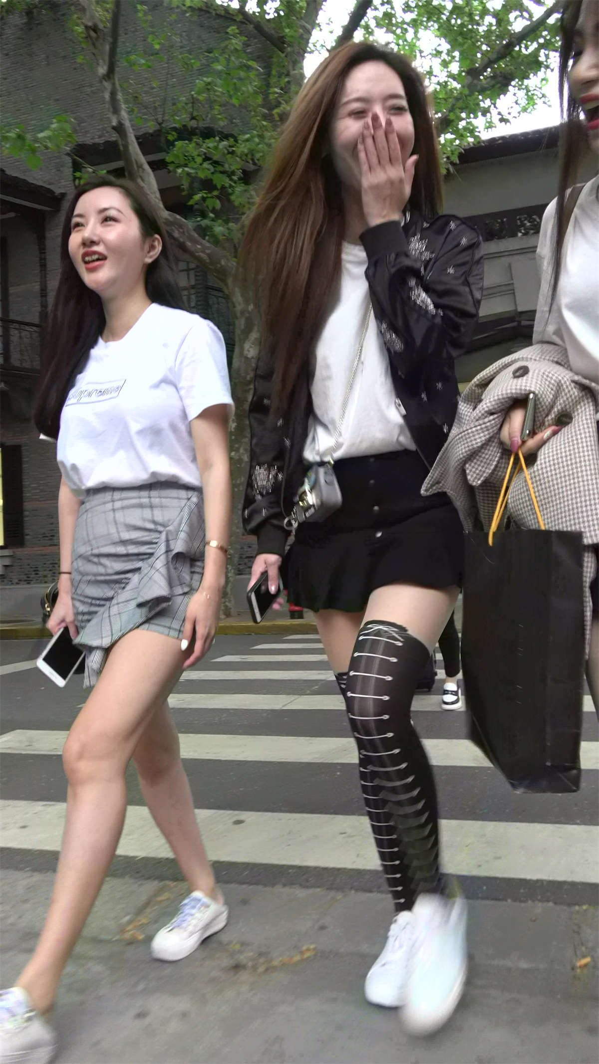 清纯气质美女姐妹三人行-日更街拍