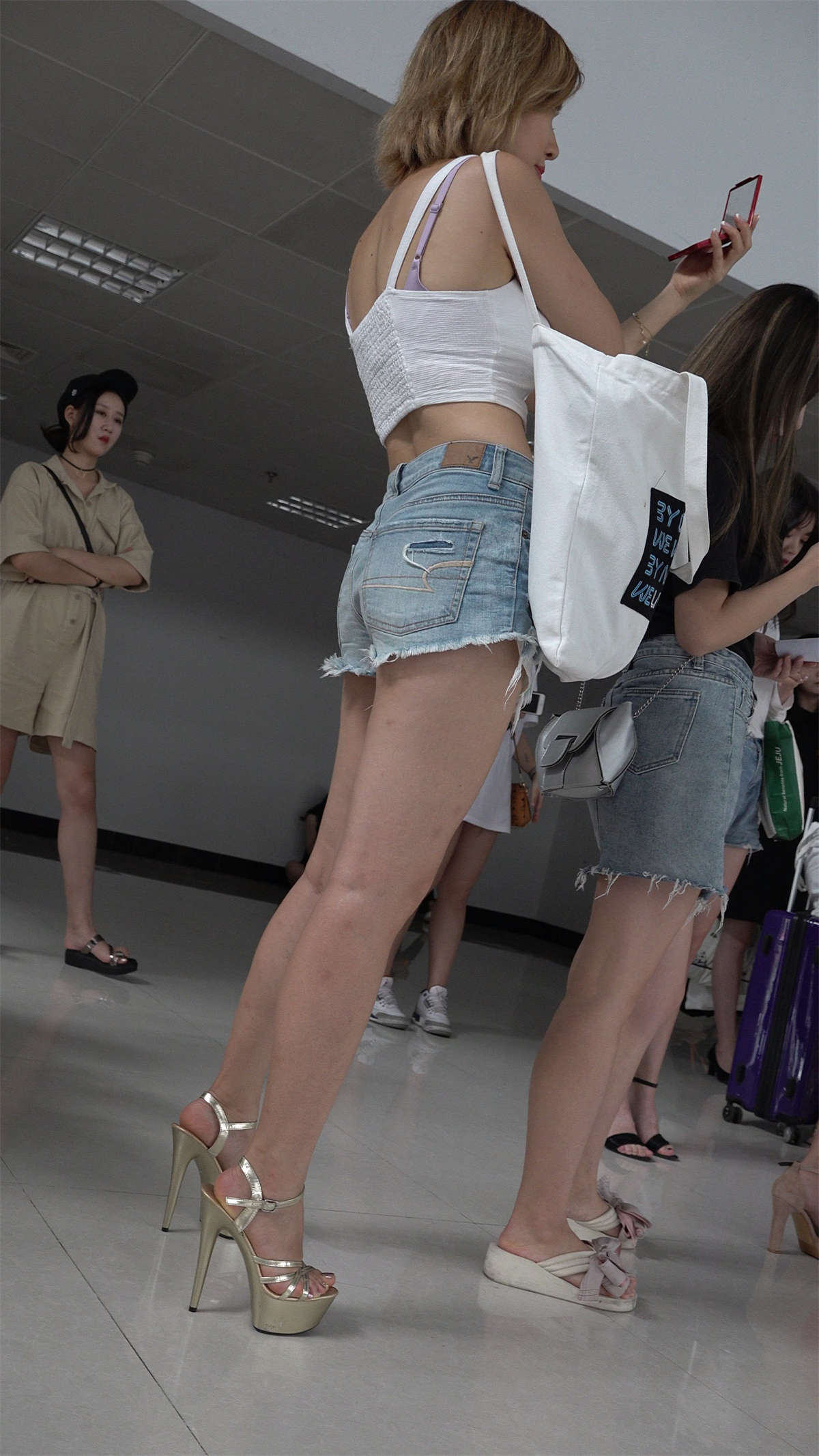 图片[2]-极品高跟街拍热裤美腿美女-日更街拍