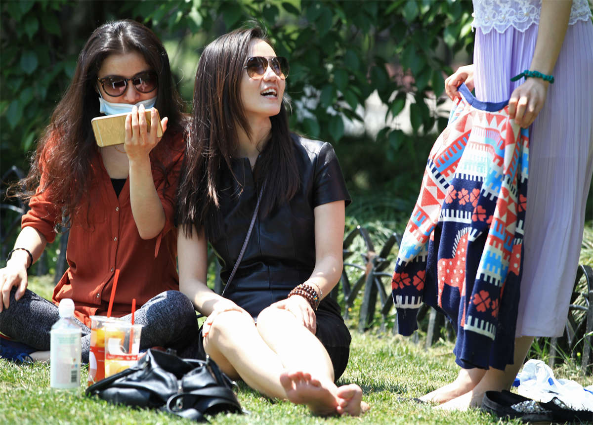 图片[2]-踏青公园街拍系列No.1171 天生丽质的女孩，就是要任性地坐在太阳底下-日更街拍