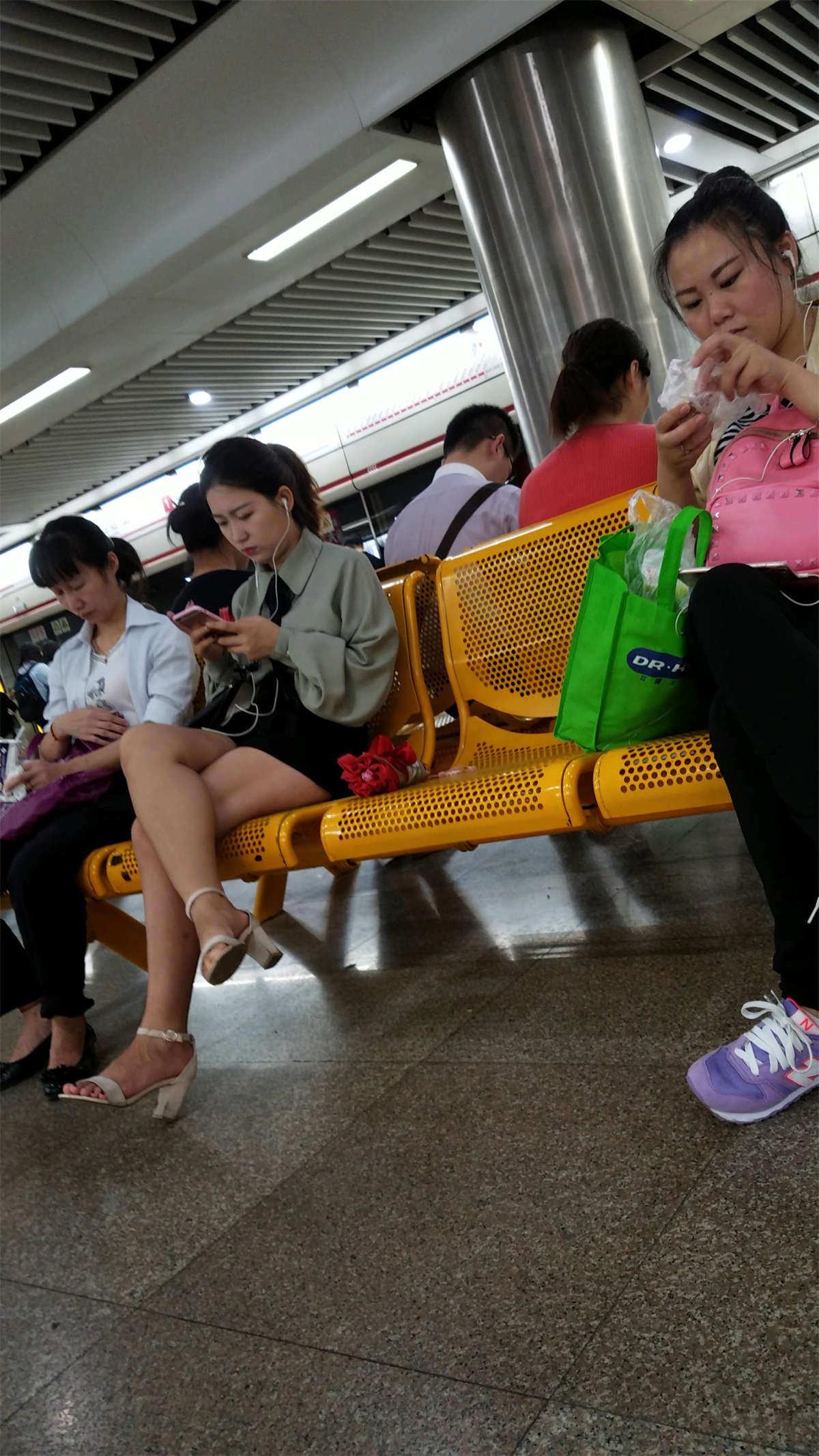 图片[2]-认真看手机的黑热裤-日更街拍