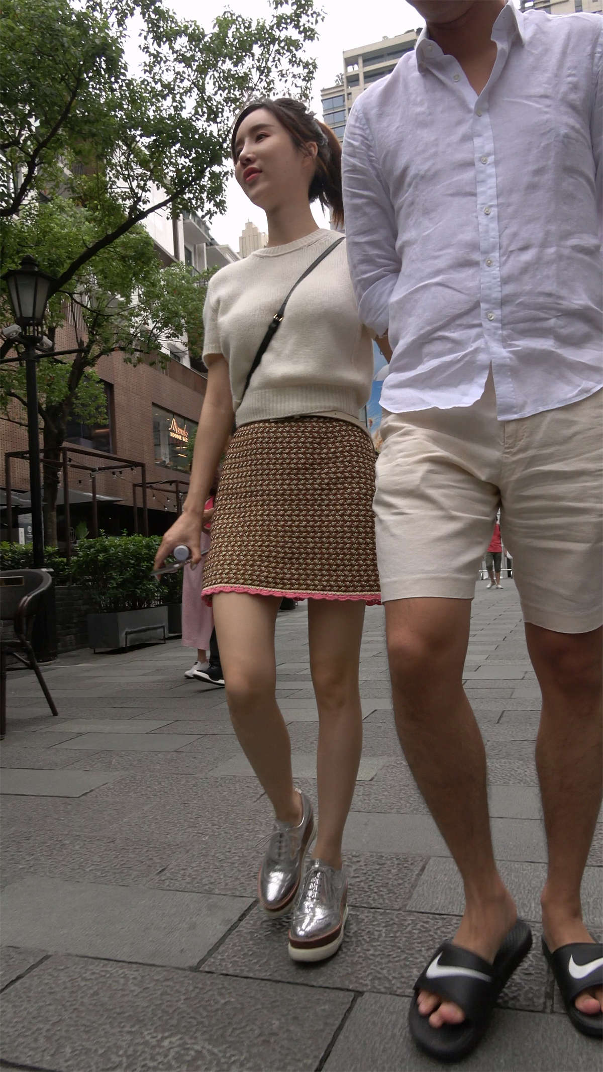 图片[2]-短裙气质美女-日更街拍