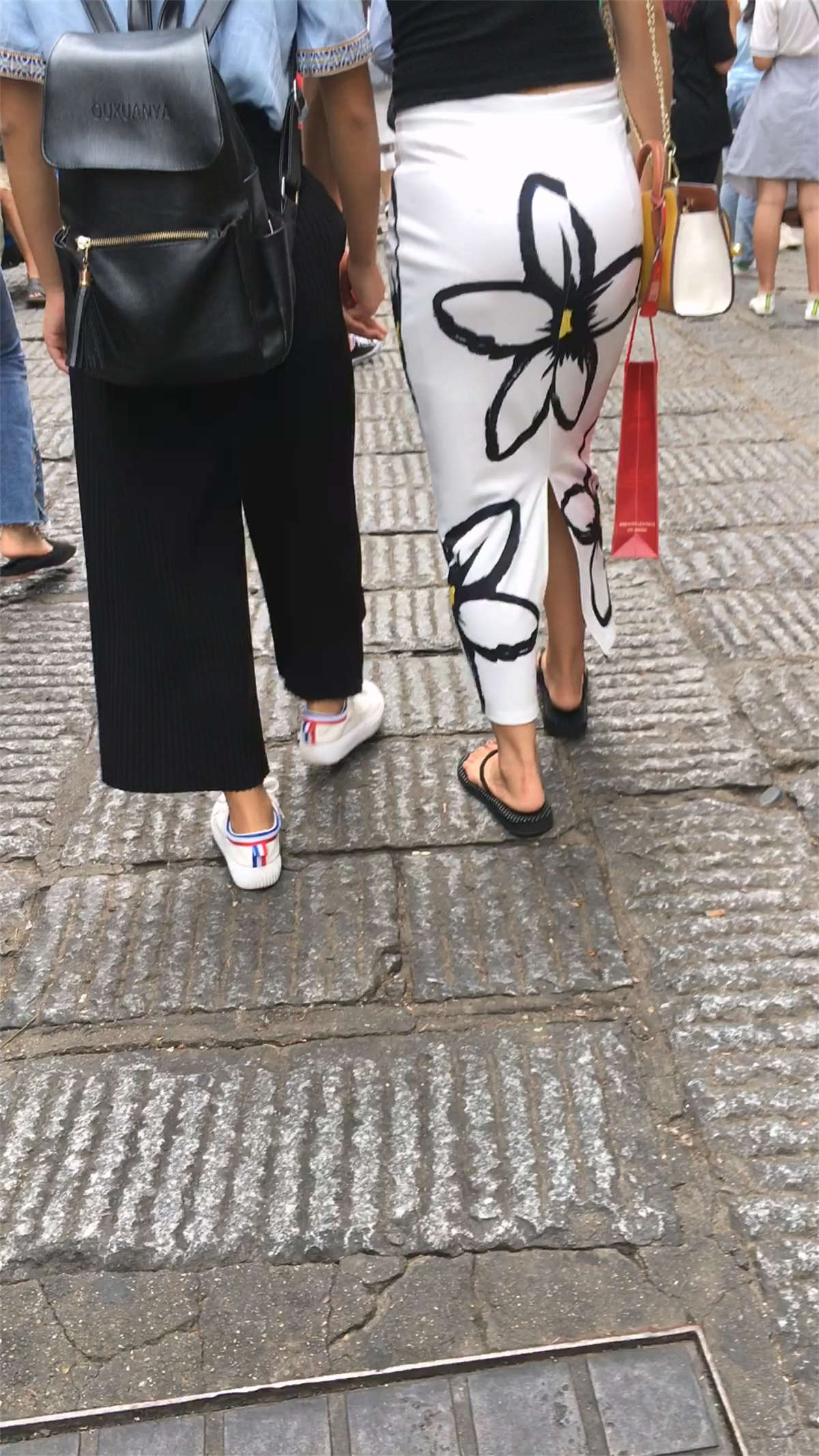 图片[2]-白色花裙子少妇-日更街拍