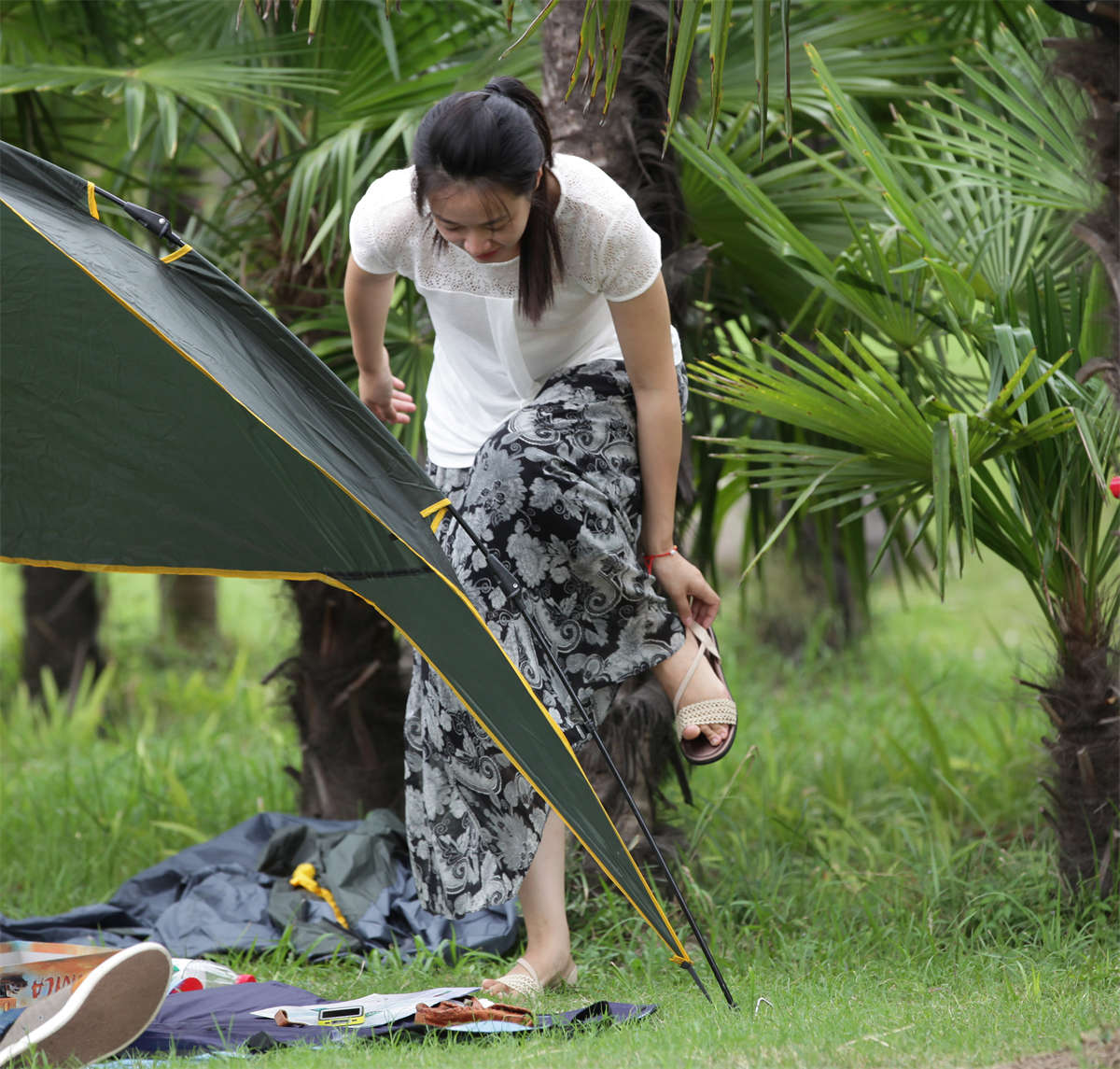 图片[2]-踏青公园街拍系列No.1389 上“床”都不脱鞋的漂亮女孩，第二次碰见终于全露出-日更街拍