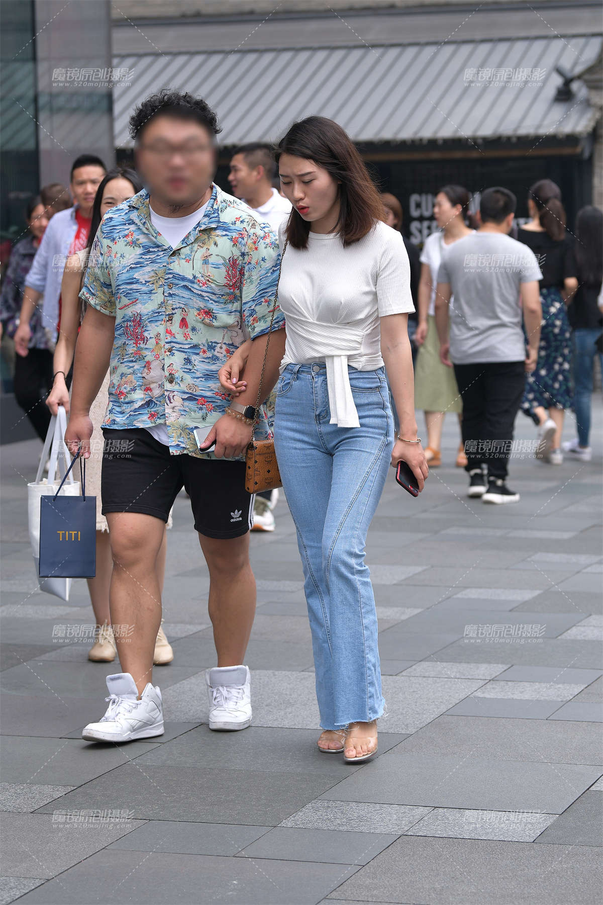 饱满紧牛女友-日更街拍