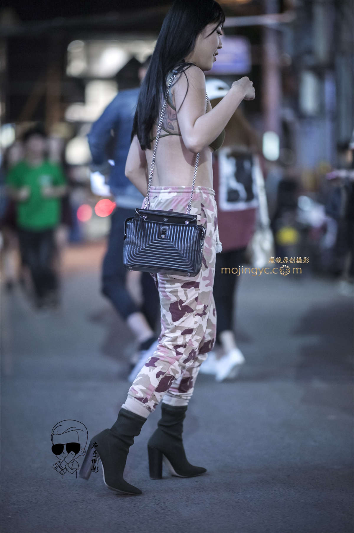 夜幕下的美女有魅力-日更街拍