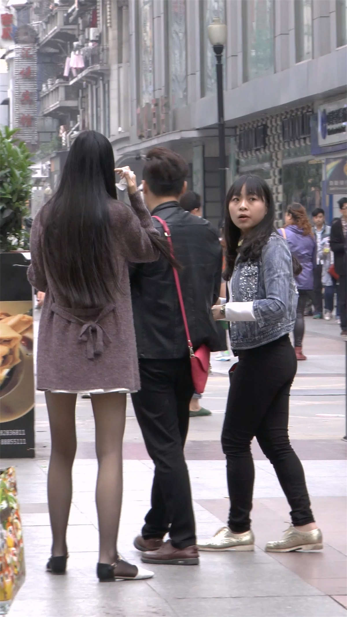 图片[2]-平底鞋配黑丝袜只有腿长的美女才能穿-日更街拍