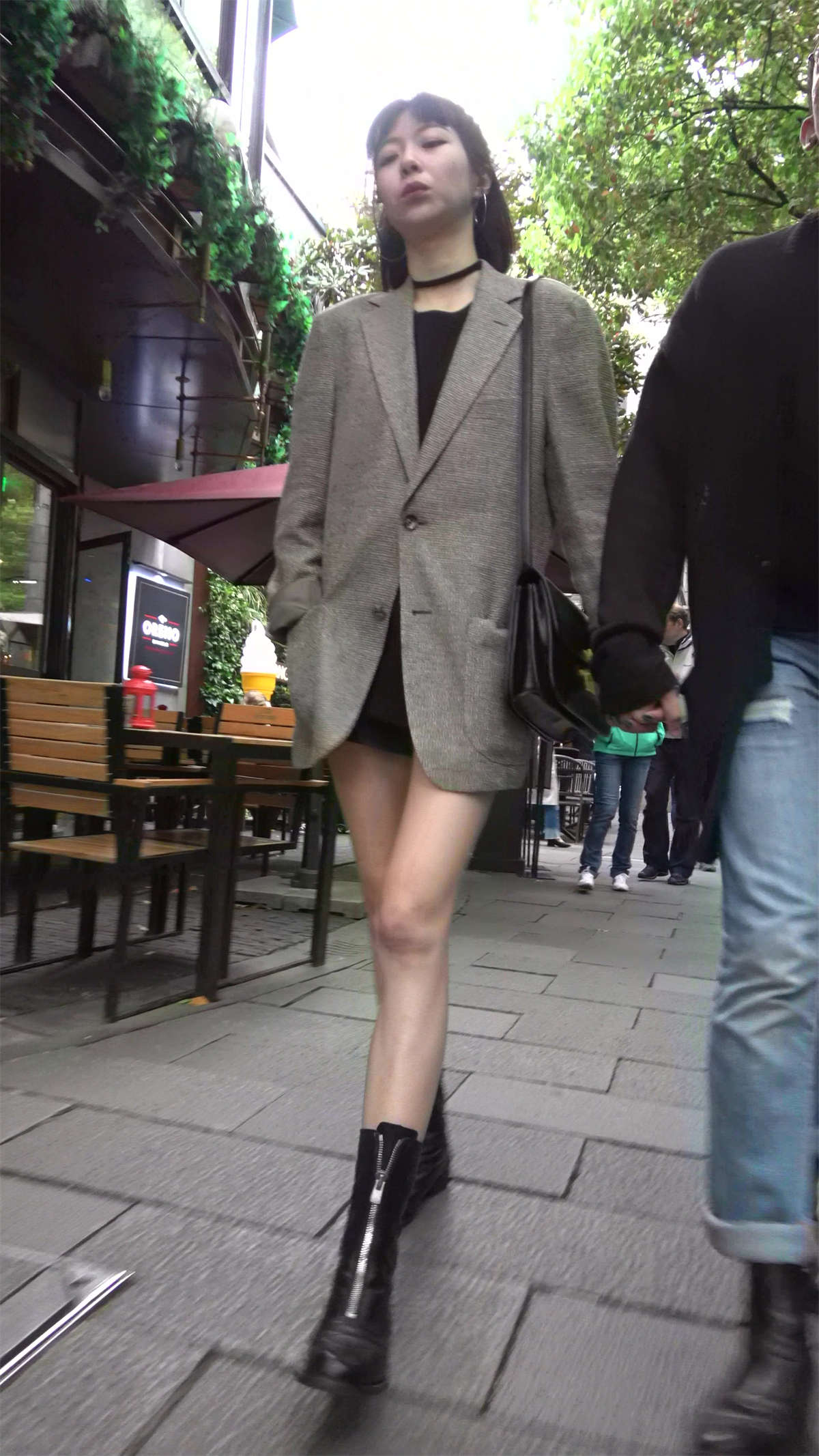 图片[2]-身材娇小白皙美腿气质美女-日更街拍