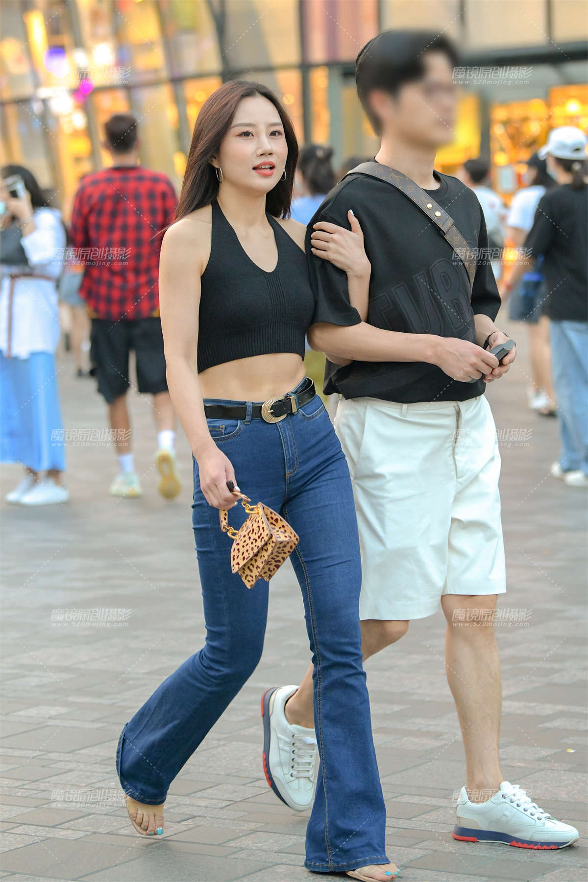 【街拍之魂赛帖】赶着吃晚饭的情侣-日更街拍