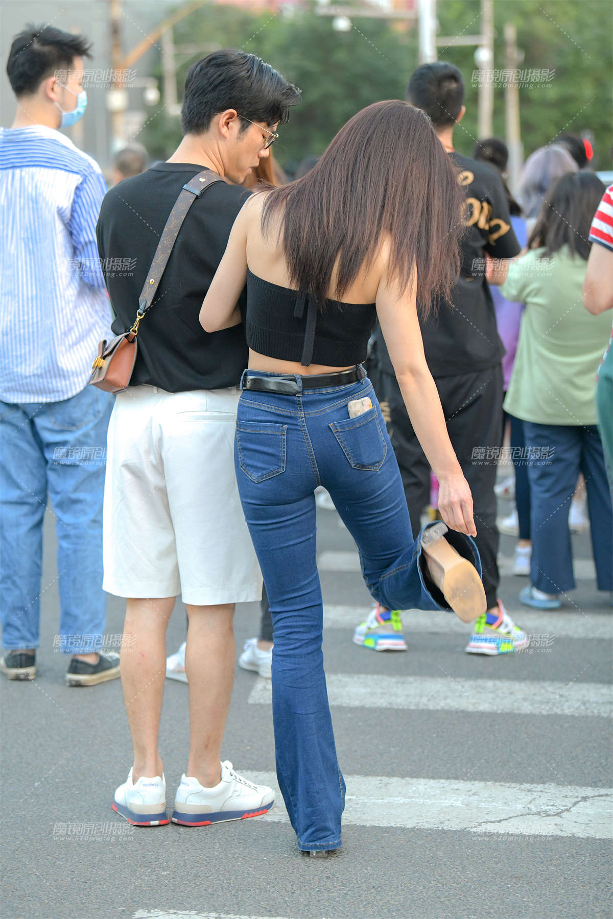 图片[2]-【街拍之魂赛帖】赶着吃晚饭的情侣-日更街拍