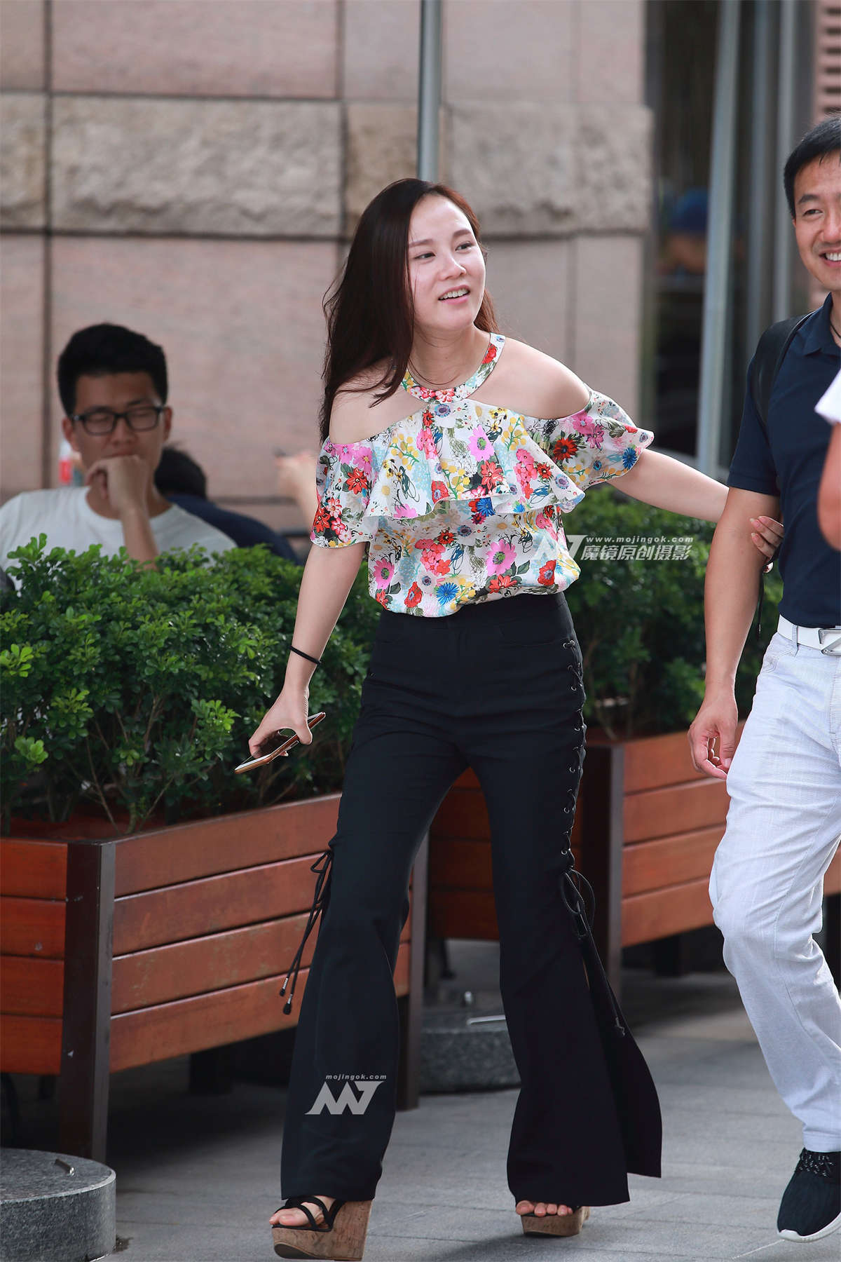 开衩紧身裤，凉鞋-日更街拍