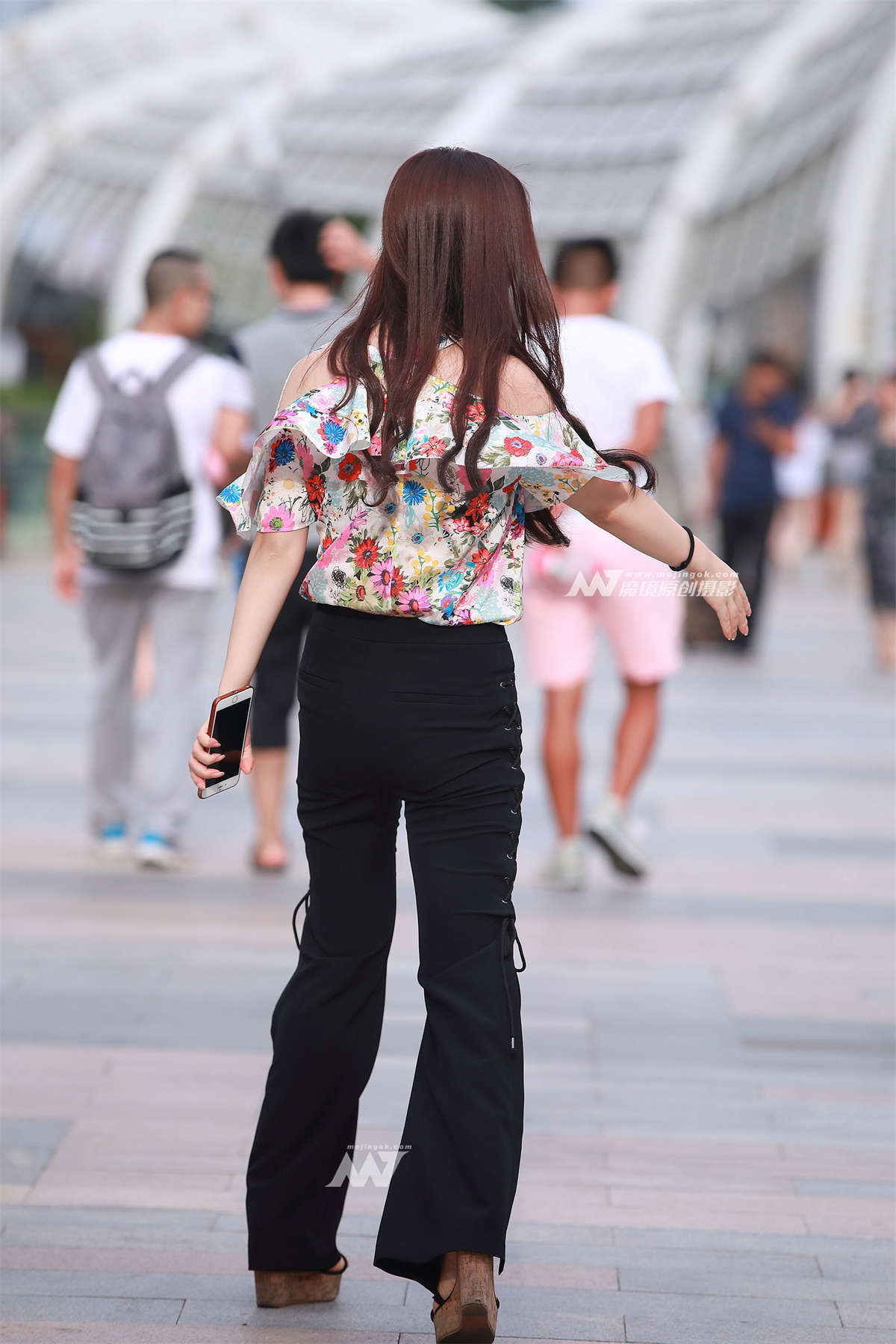 图片[2]-开衩紧身裤，凉鞋-日更街拍