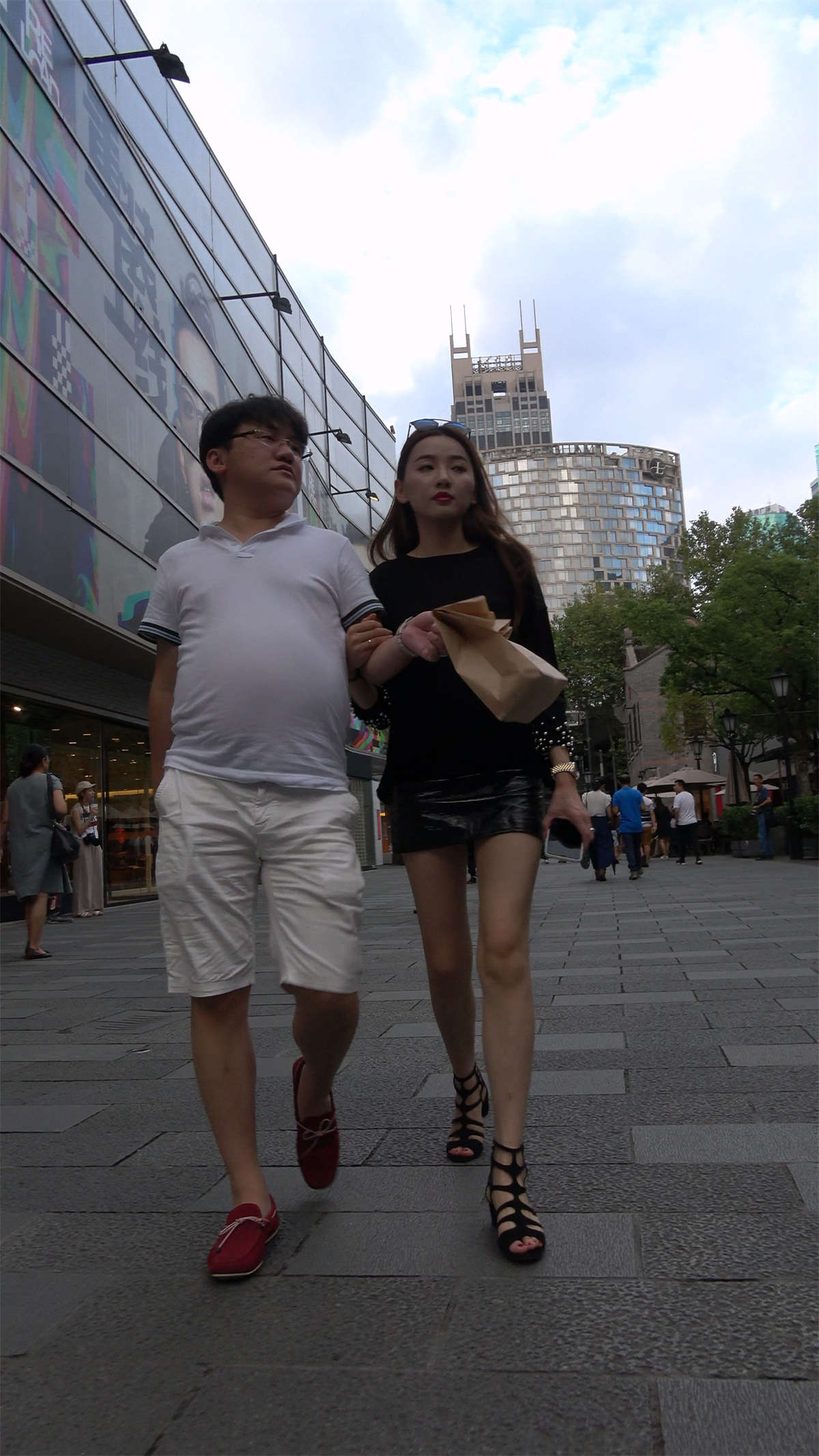 黑T恤小短裙性感美腿美女-日更街拍