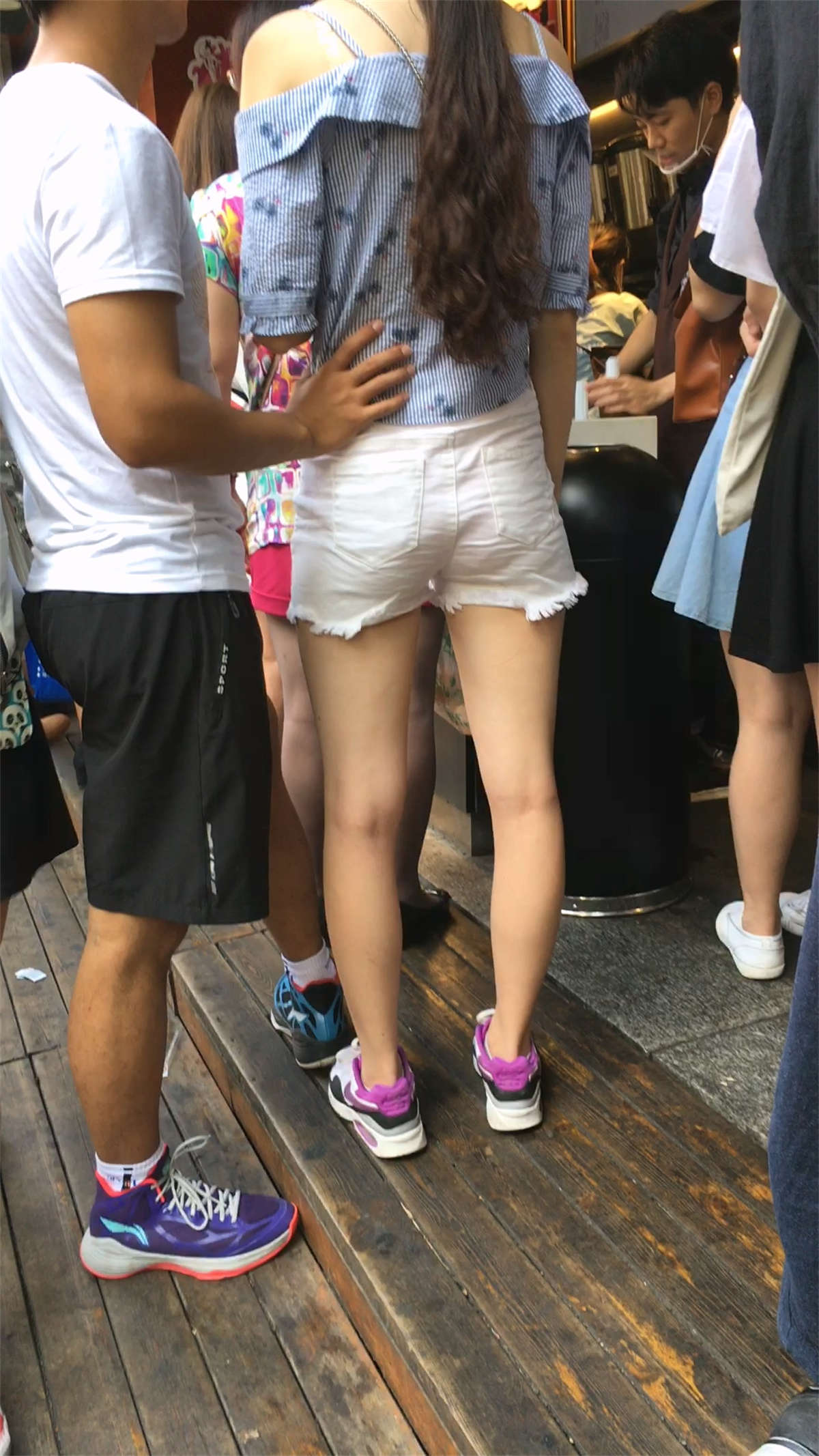 图片[2]-白色热裤大美腿-日更街拍