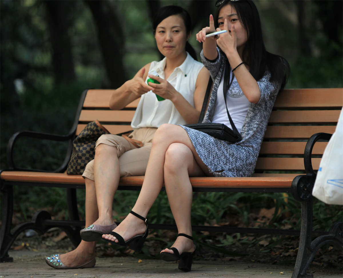 图片[2]-踏青公园街拍系列No.1172 天都快黑了，才冒出个漂亮姑娘-日更街拍