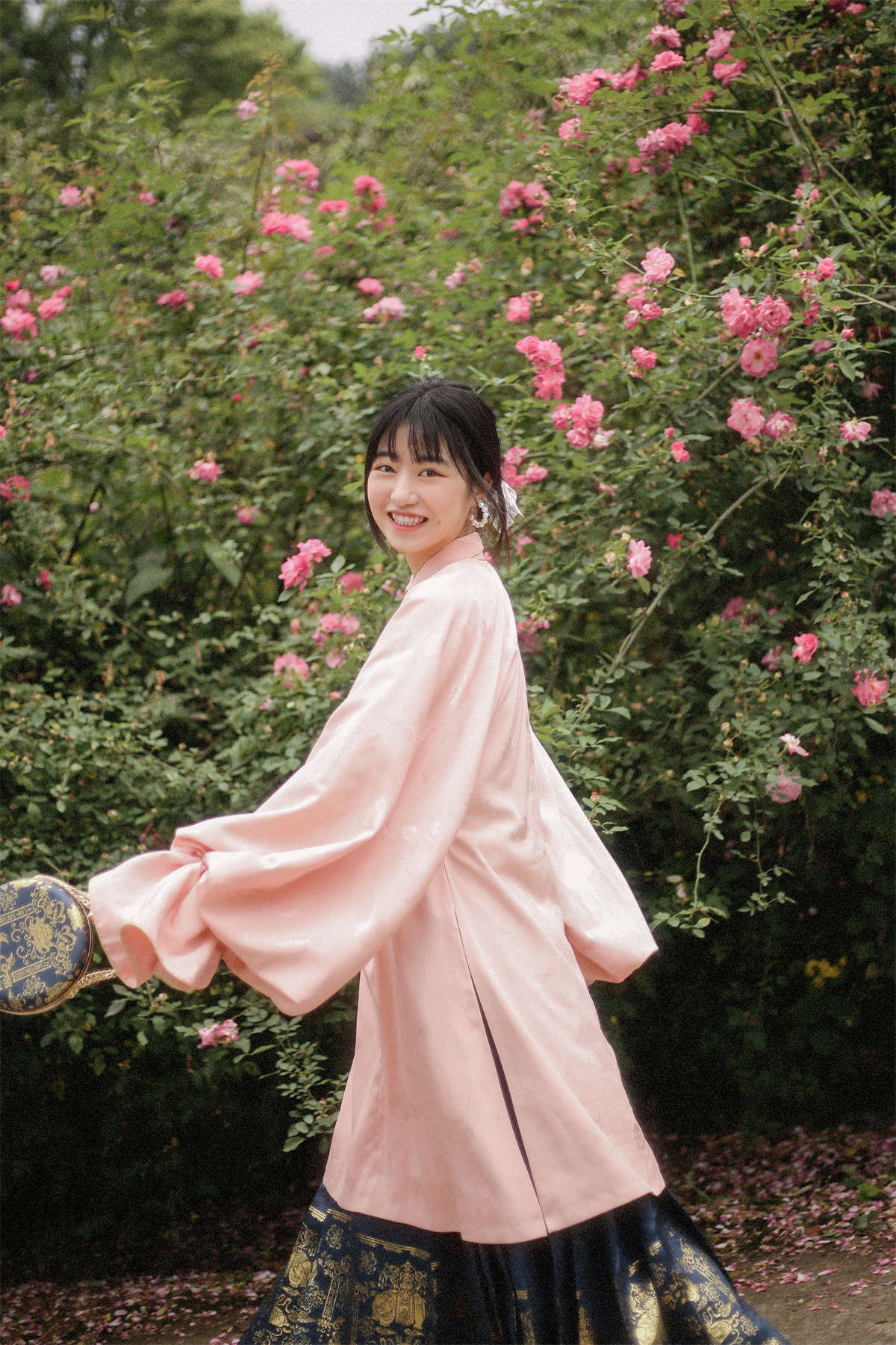 YITUYU艺图语 2022.09.22 蔷薇花开 panniling-日更街拍