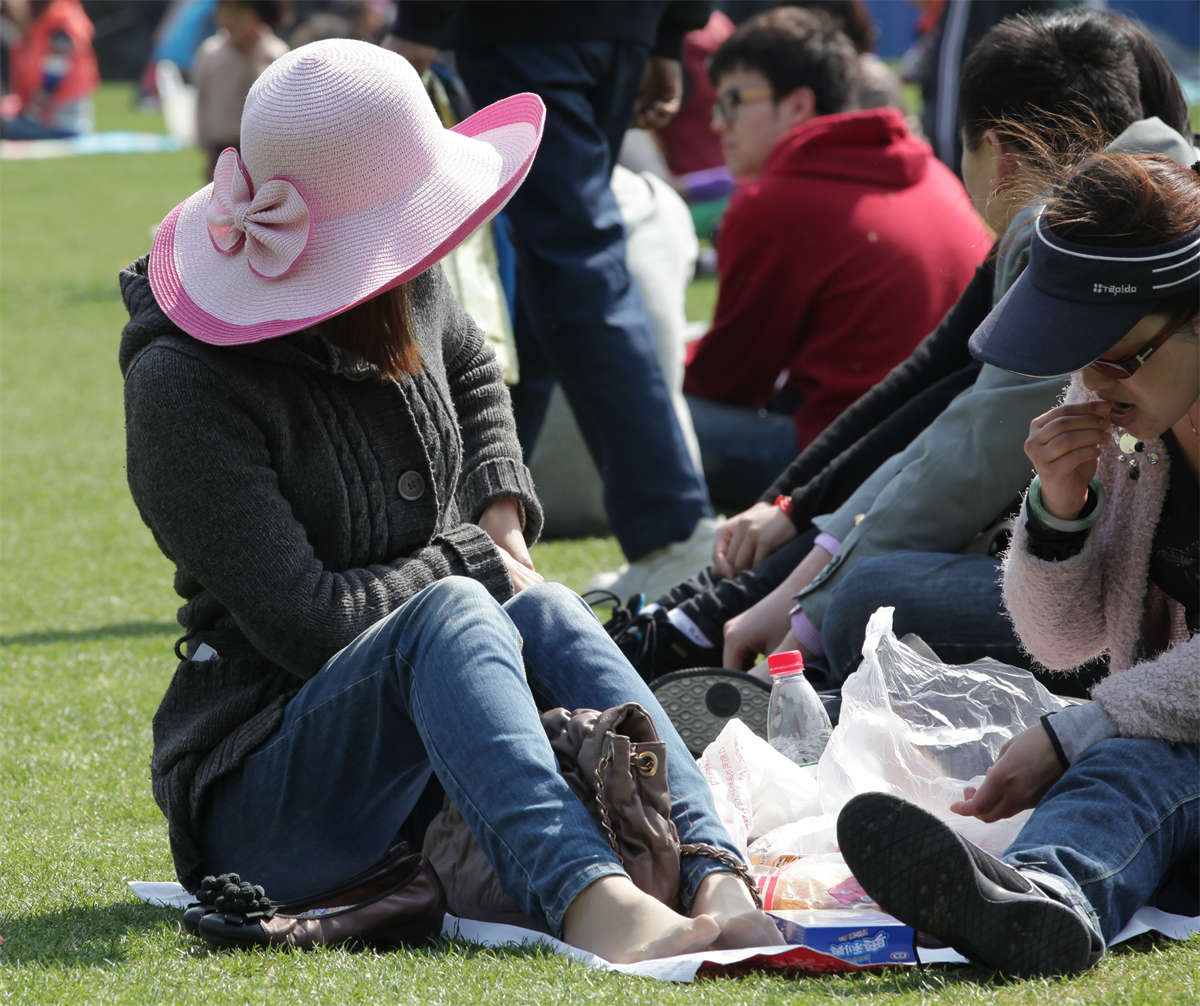 图片[2]-踏青公园街拍系列No.1390 怕冷的漂亮女孩，留住仅有的10分钟露脚时光-日更街拍