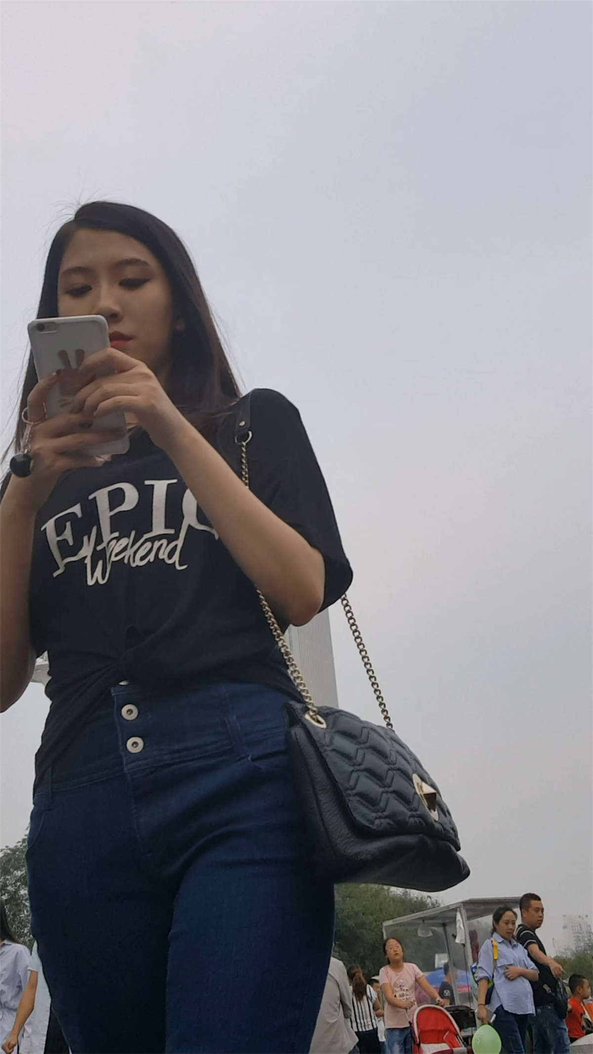 气质清秀的美女-日更街拍