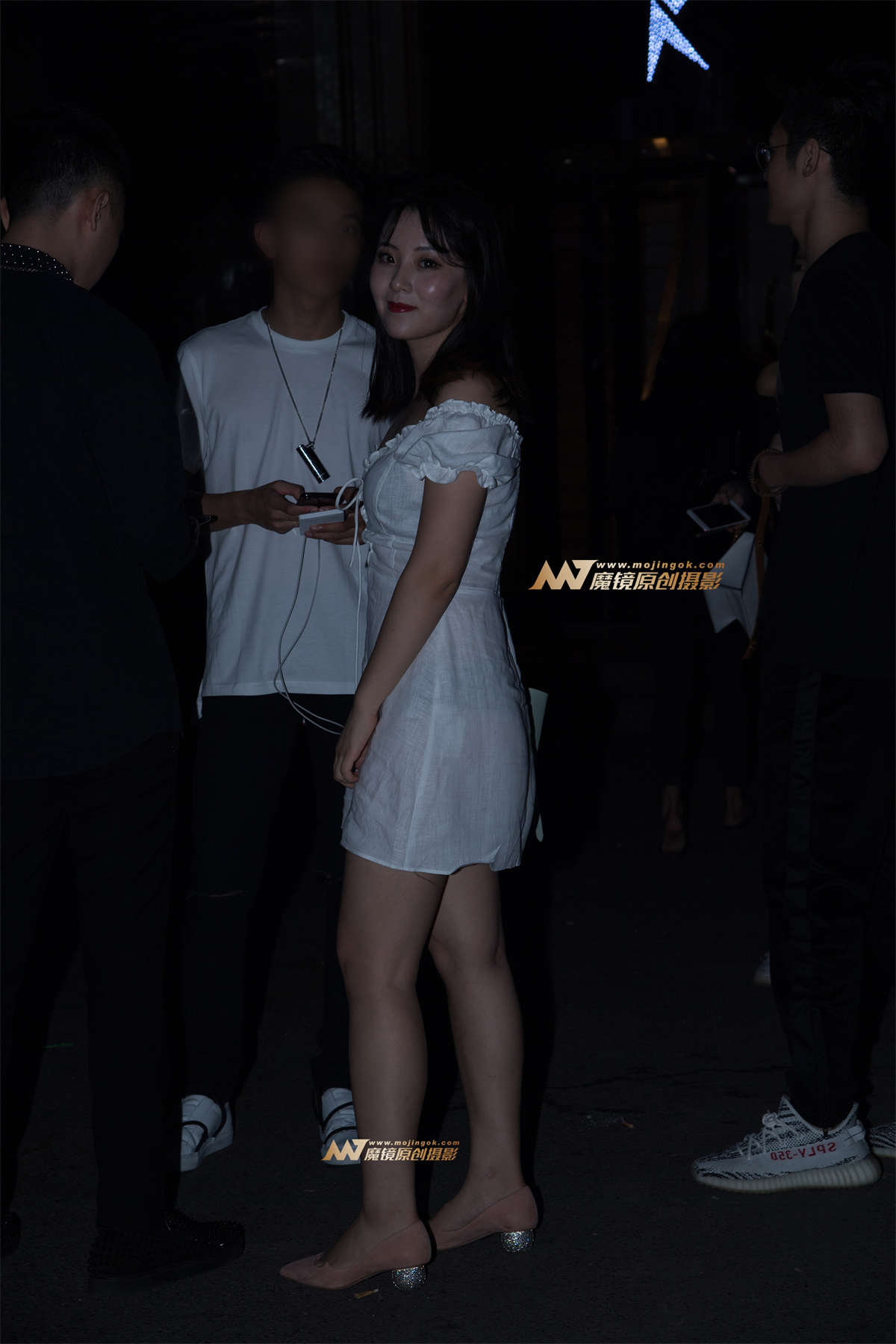 【一只傻麋鹿赛帖】委婉的白沙裙美眉-日更街拍