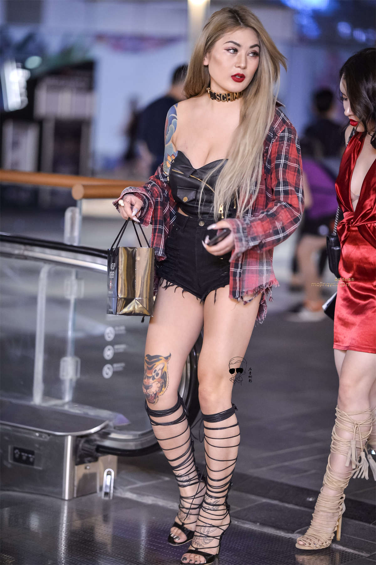 夜拍低胸性感美女{2017-5-28-16P}-日更街拍