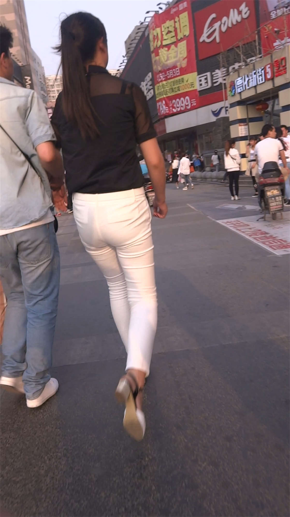 图片[2]-黑色蕾丝衬衫超级紧身白裤美臀-日更街拍